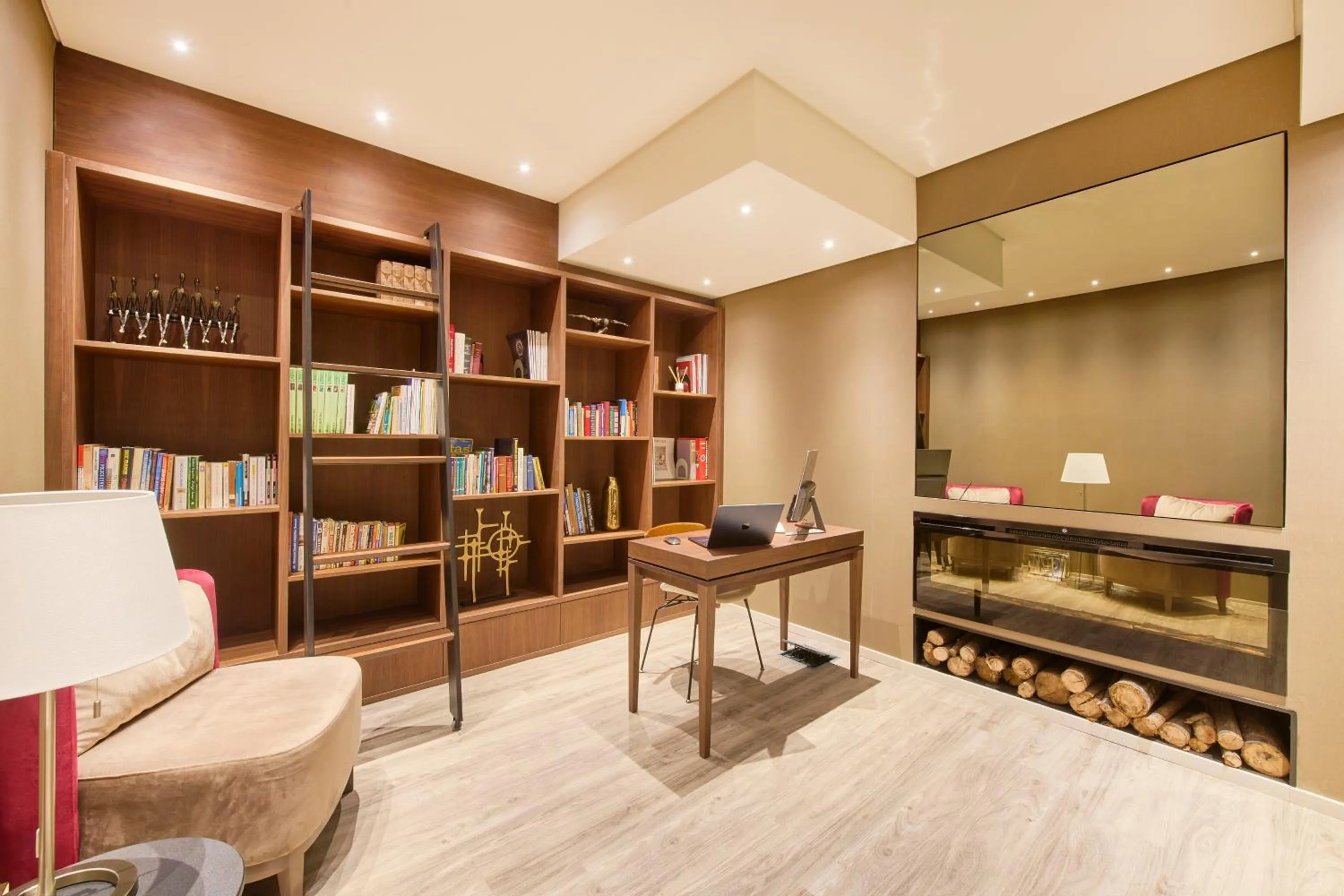 Library in Hotel Moon & Sun Braga