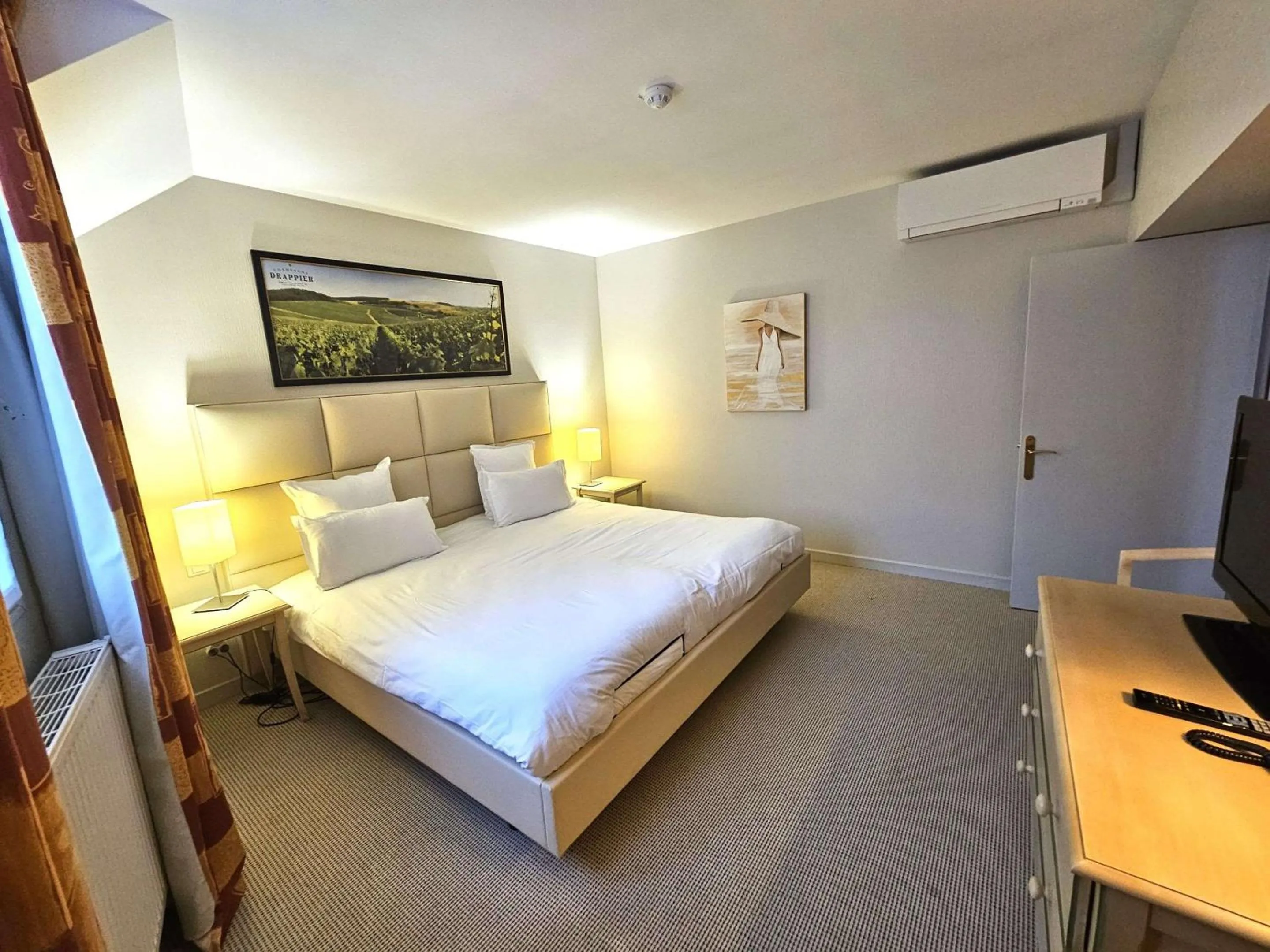 Photo of the whole room, Bed in Auberge du Lac, Sure Hotel Collection by Best Western