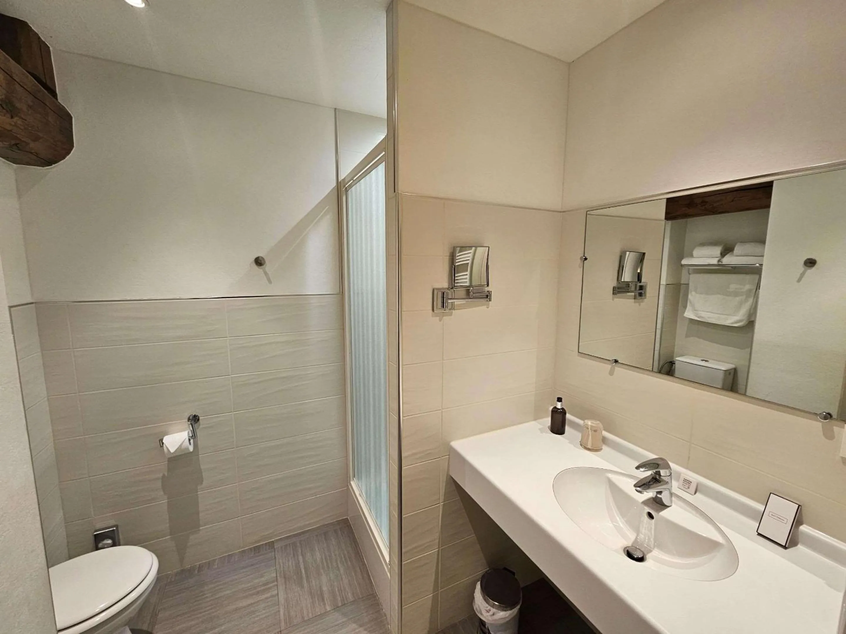 Bathroom in Auberge du Lac, Sure Hotel Collection by Best Western