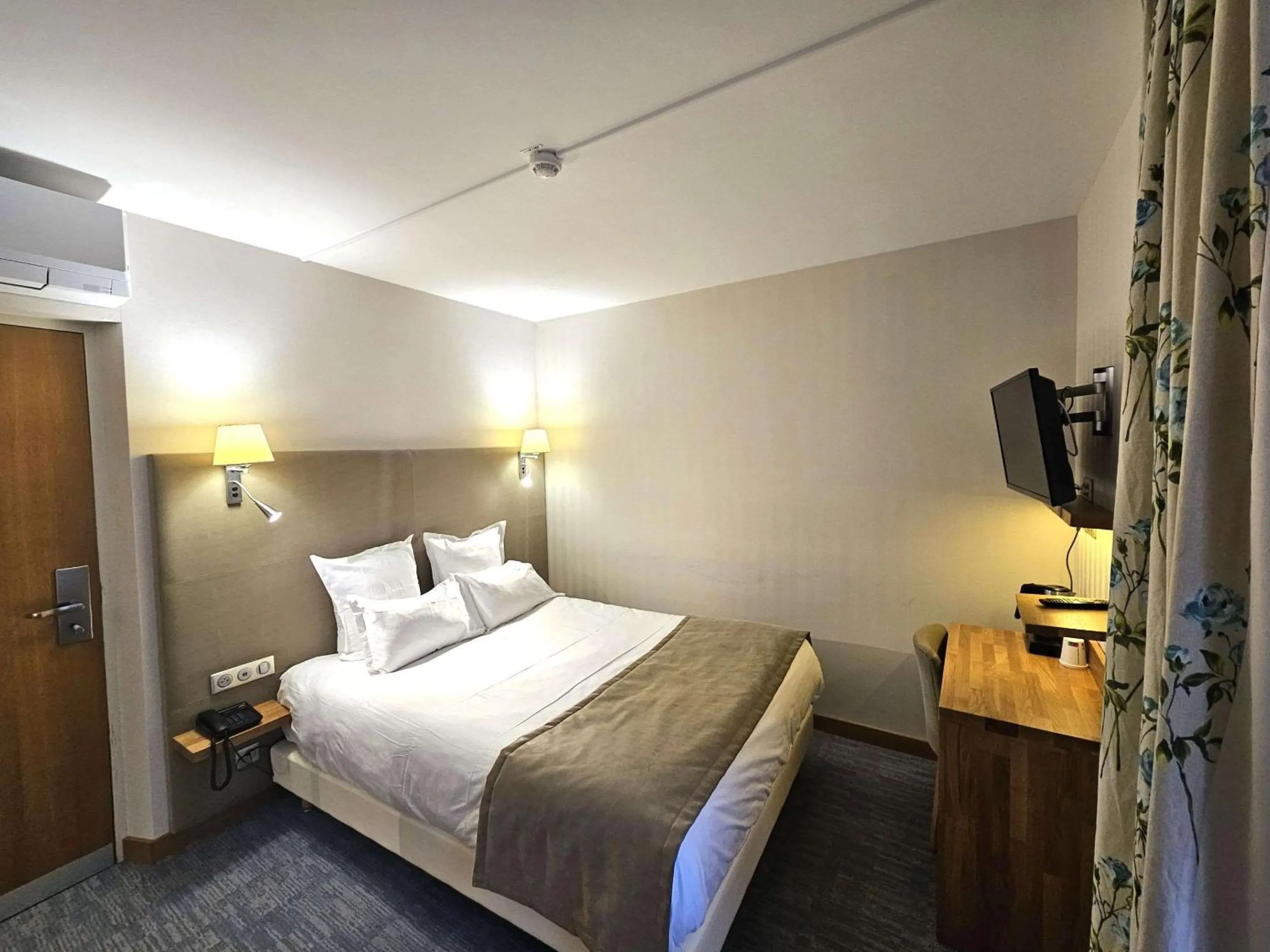 Bedroom, Bed in Auberge du Lac, Sure Hotel Collection by Best Western