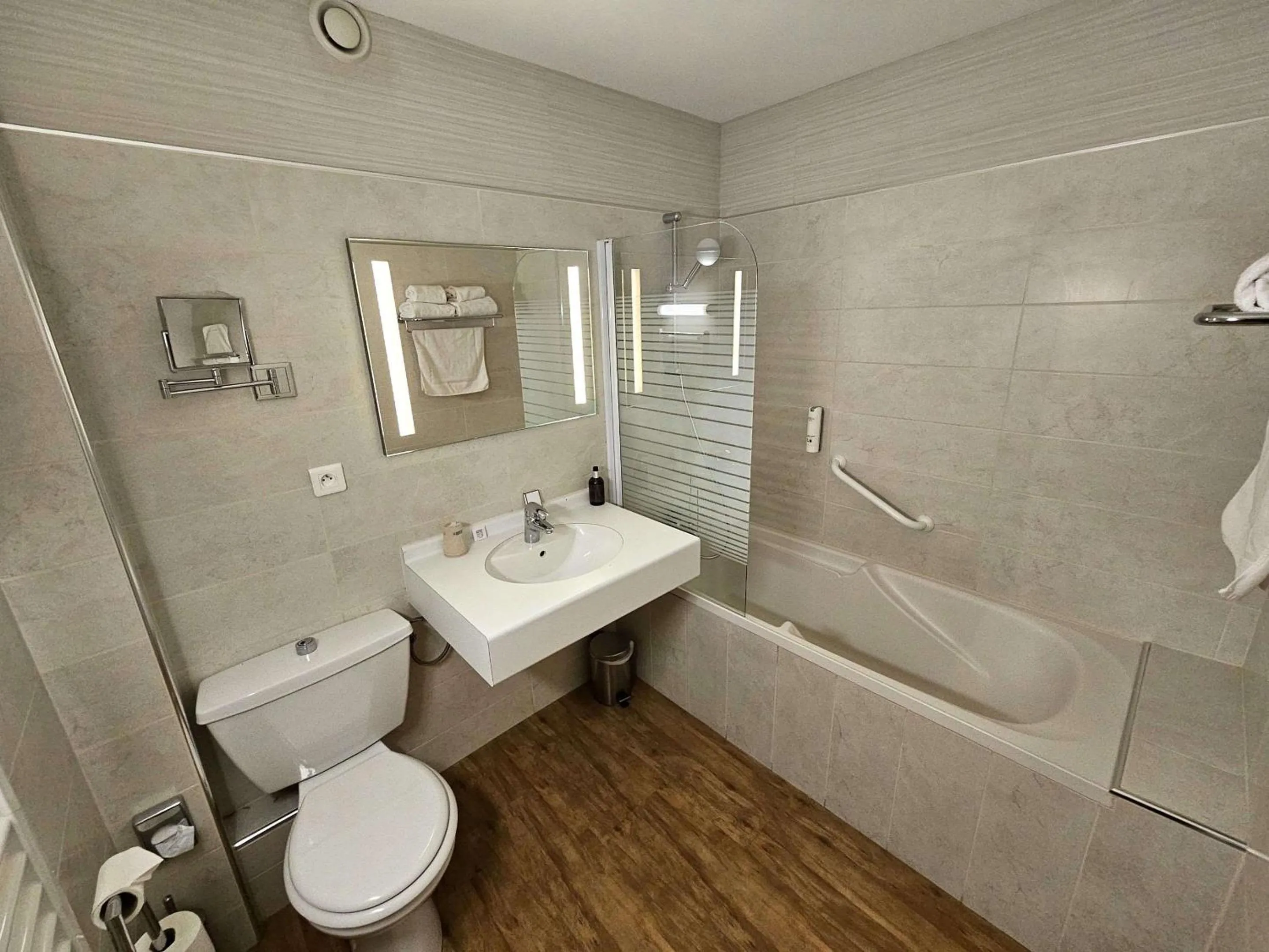 Bathroom in Auberge du Lac, Sure Hotel Collection by Best Western