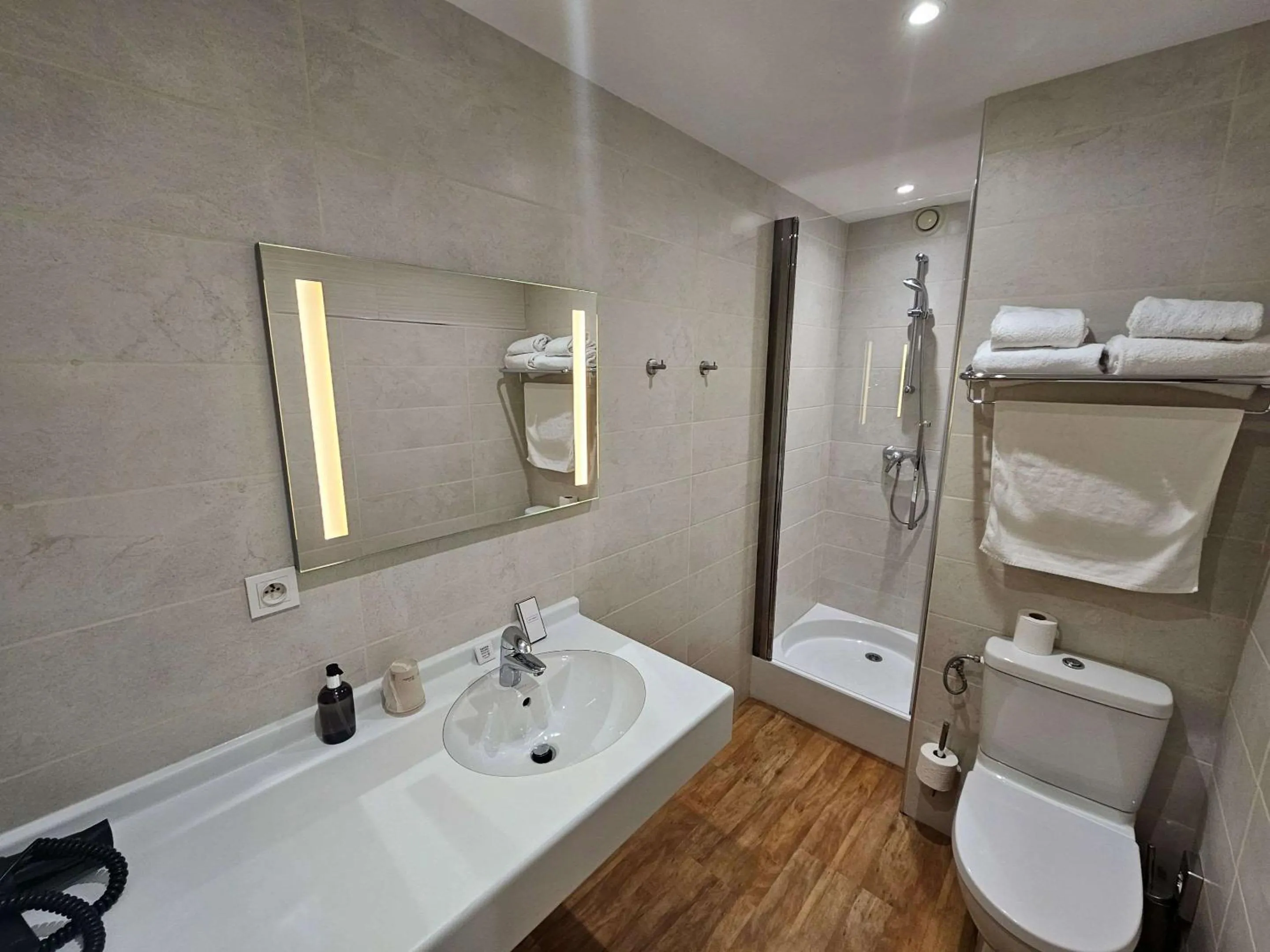 Bathroom in Auberge du Lac, Sure Hotel Collection by Best Western