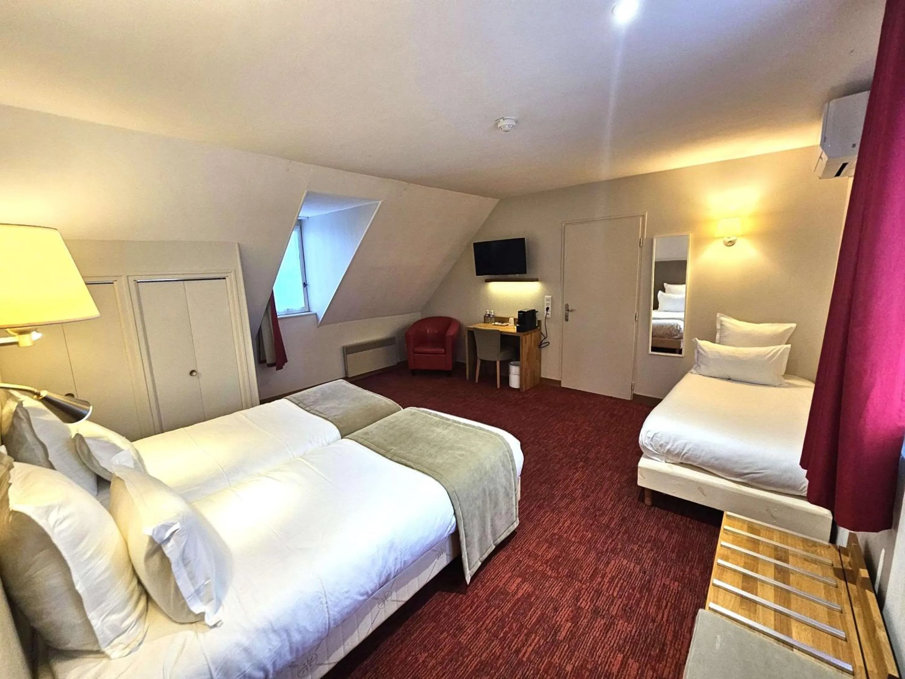 Bedroom, Bed in Auberge du Lac, Sure Hotel Collection by Best Western