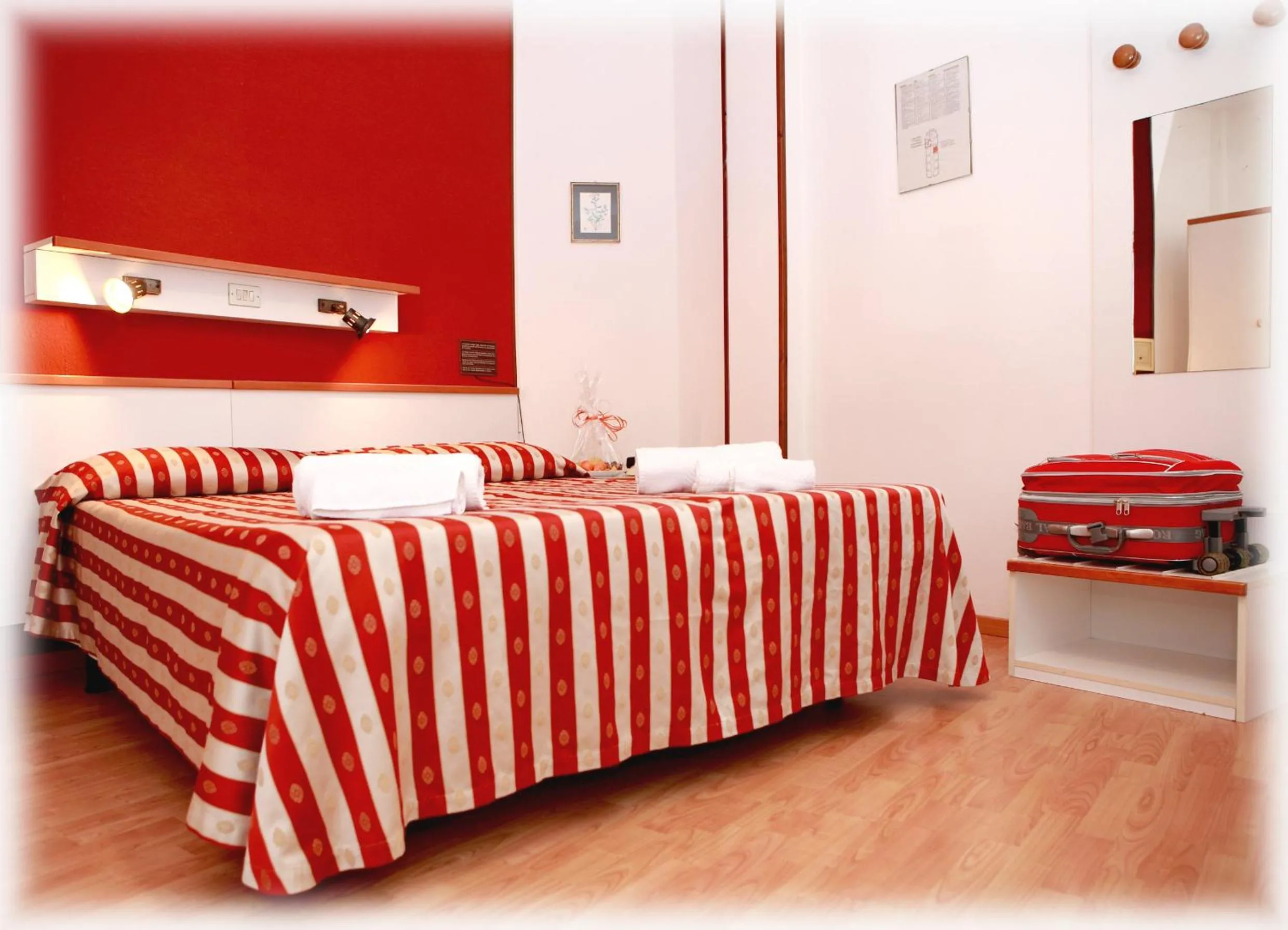 Photo of the whole room, Bed in Hotel American