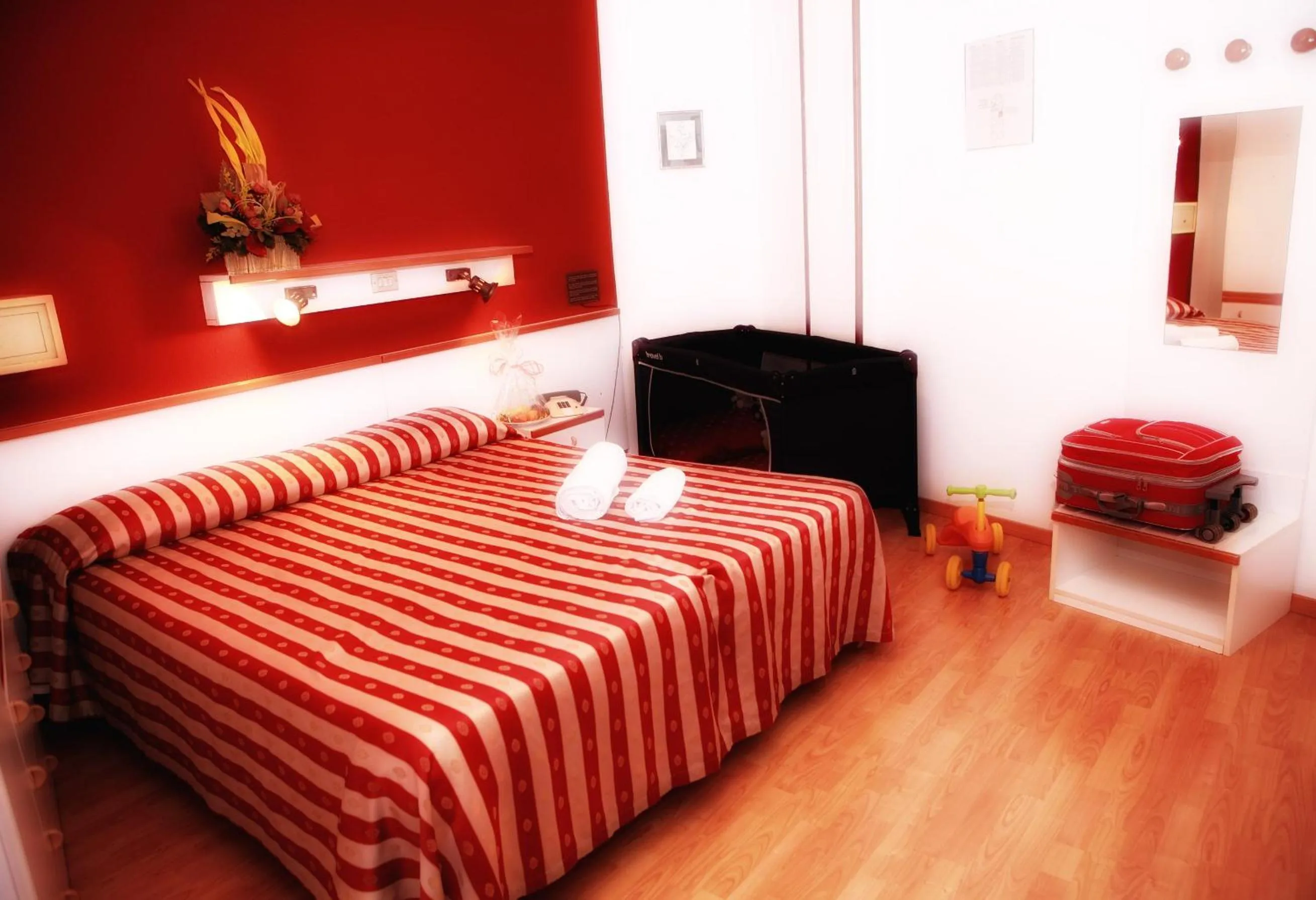 Photo of the whole room, Bed in Hotel American