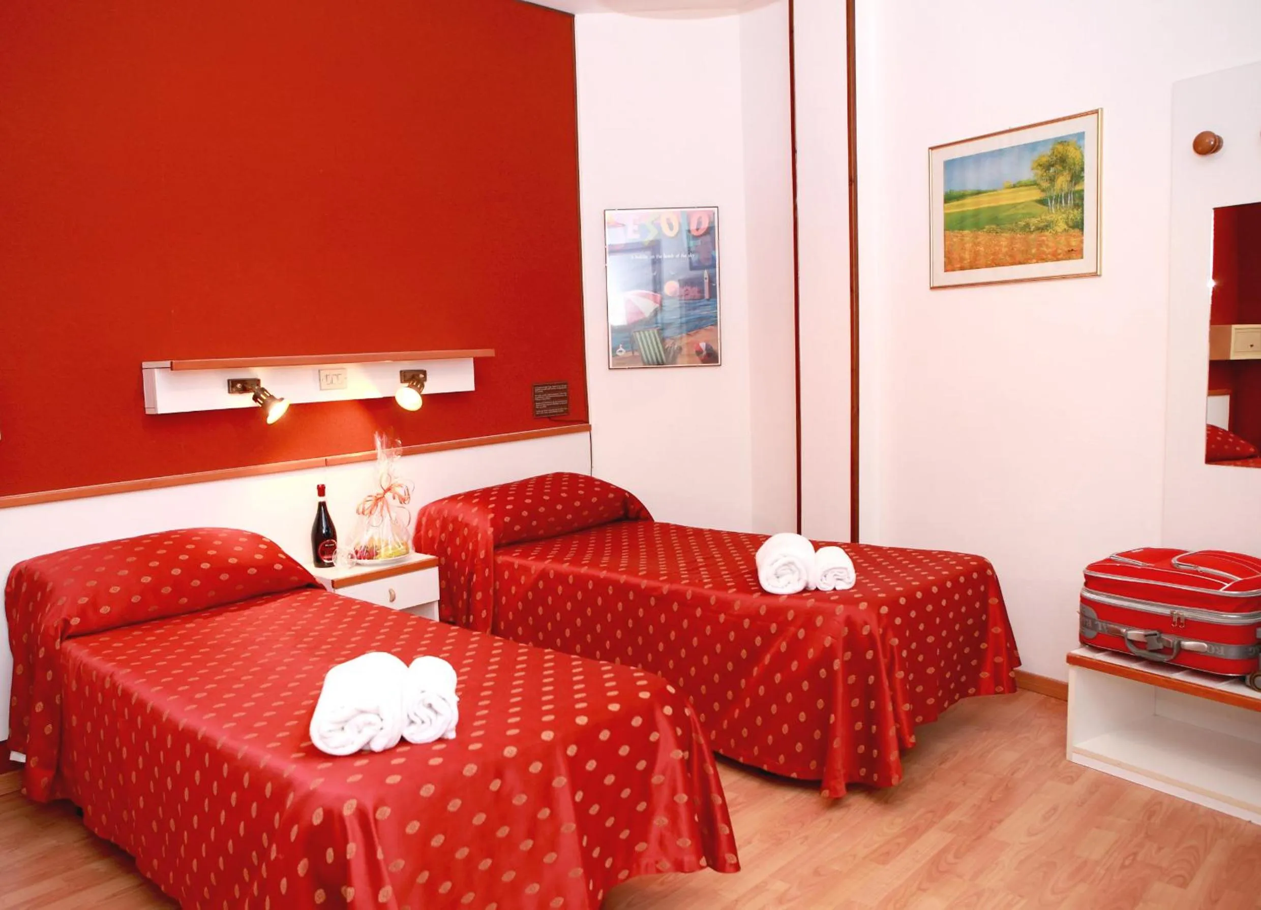 Photo of the whole room, Bed in Hotel American