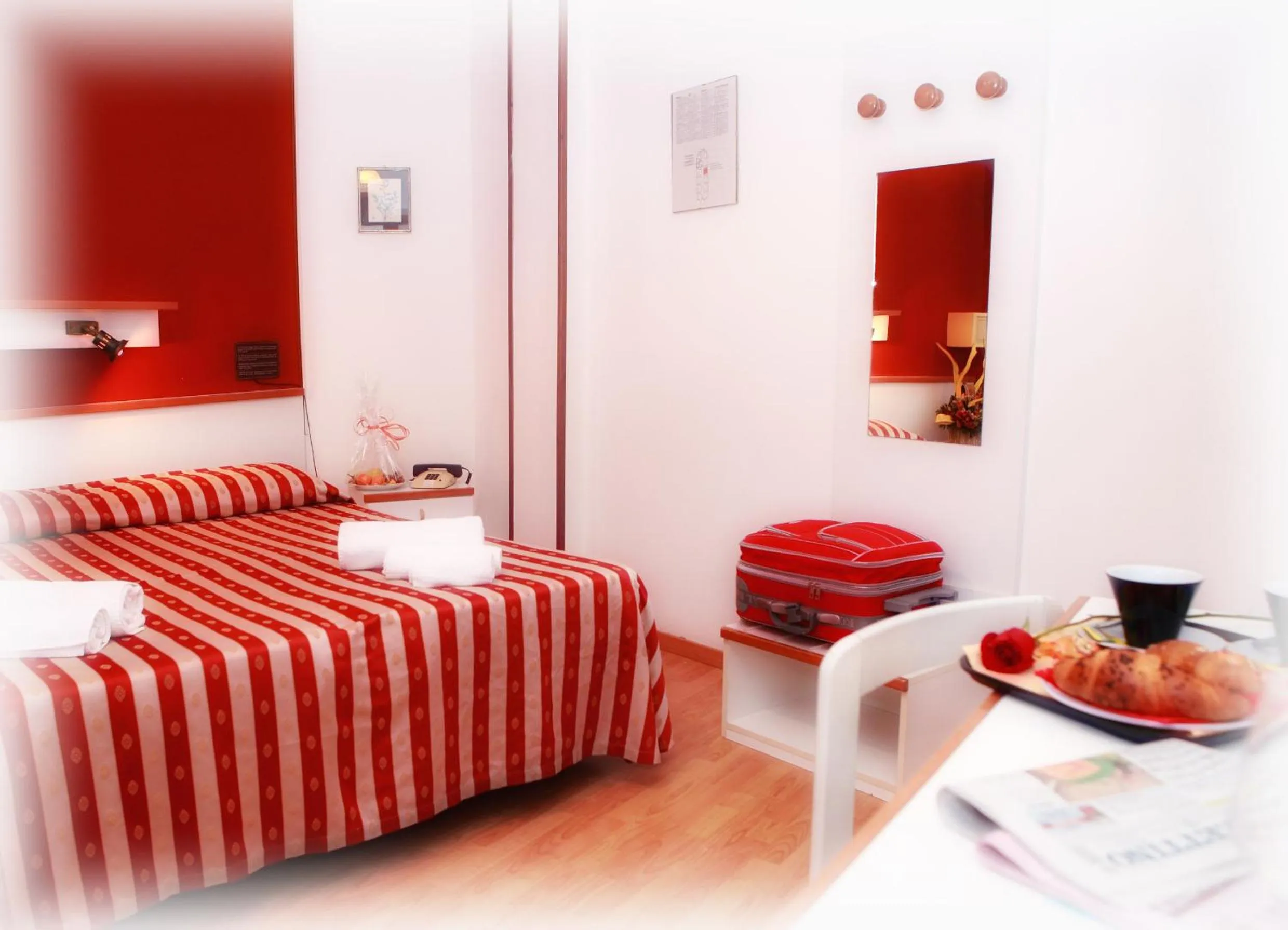 Photo of the whole room, Bed in Hotel American