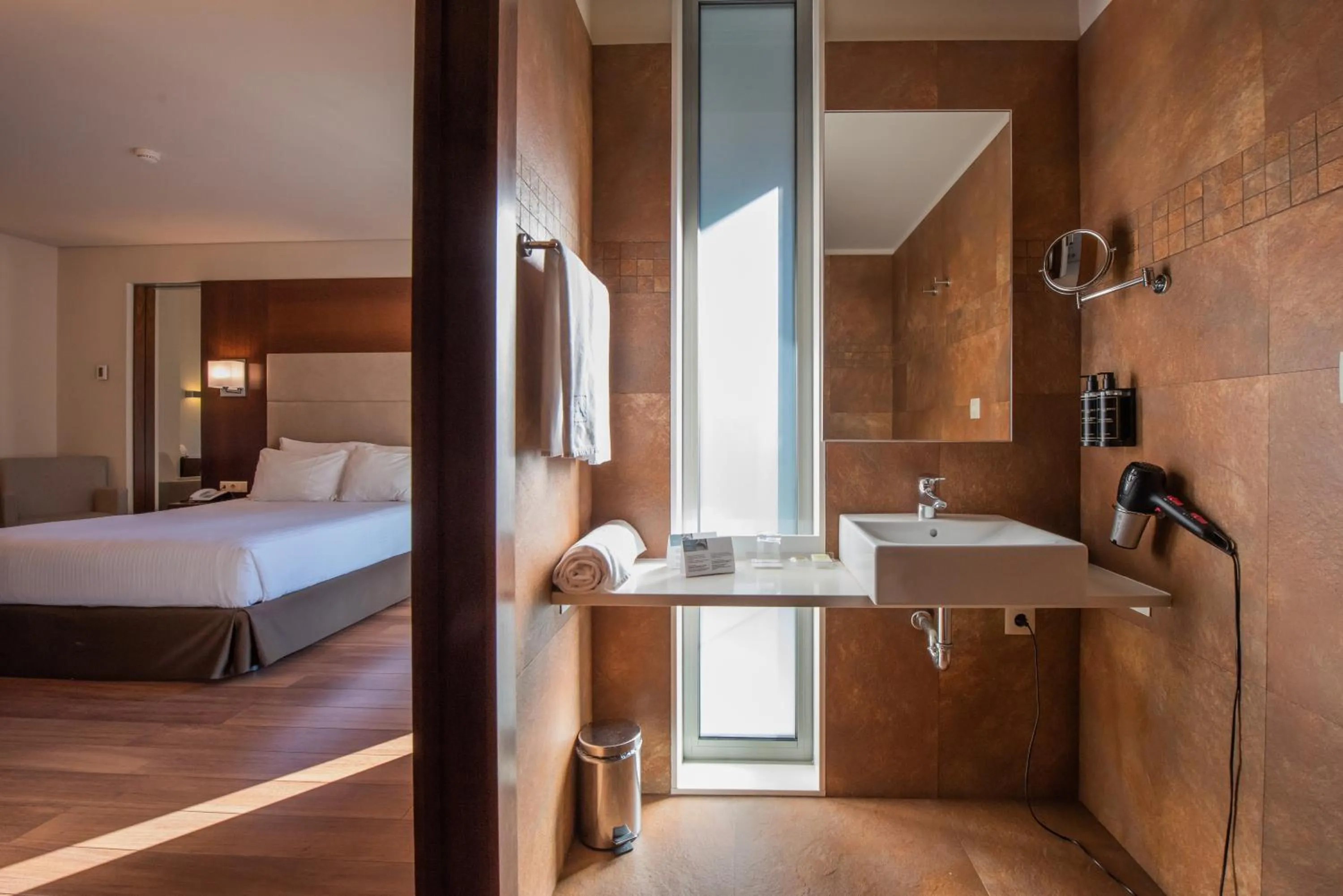 Bathroom, Bed in Eurostars Oporto