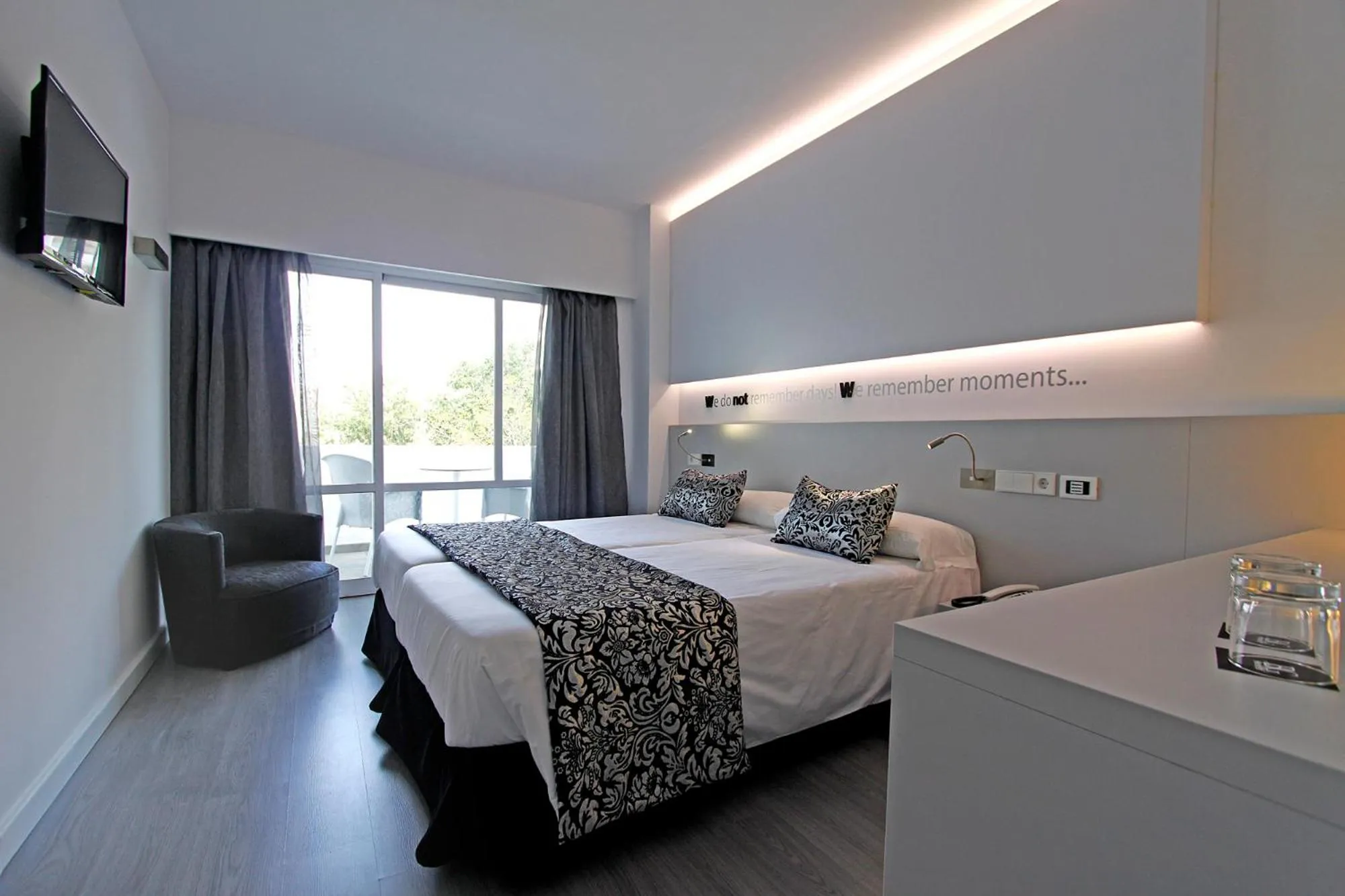 Photo of the whole room, Bed in BG Pamplona