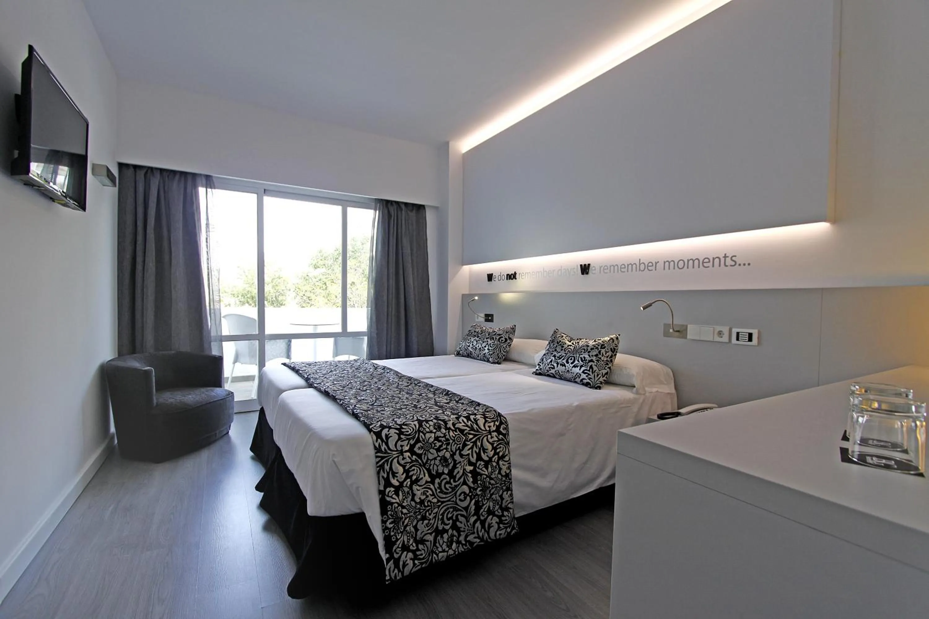 Photo of the whole room, Bed in BG Pamplona