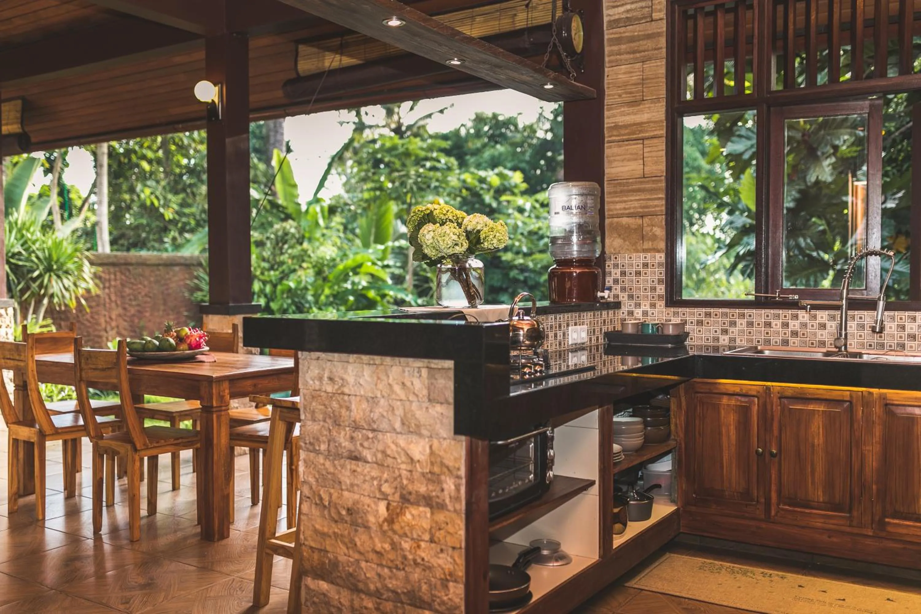 Kitchen or kitchenette in A Priori Villa Ubud