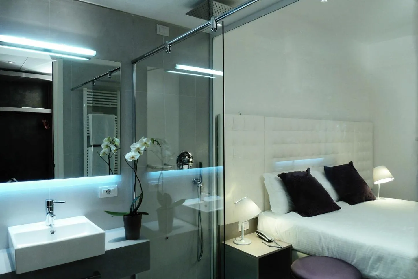 Bathroom, Bed in Hotel Lugano Torretta