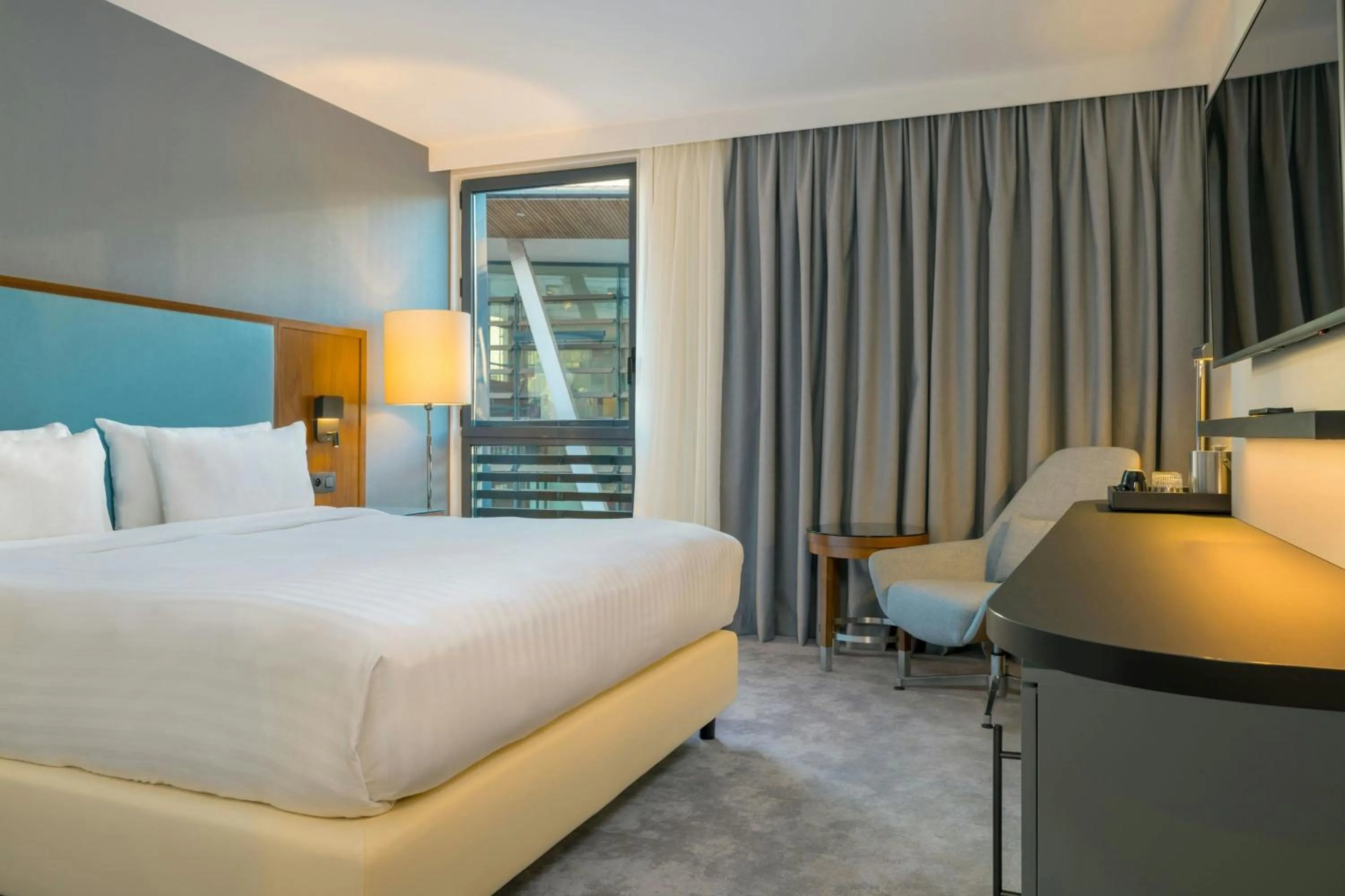 Photo of the whole room, Bed in Courtyard by Marriott Paris Arcueil