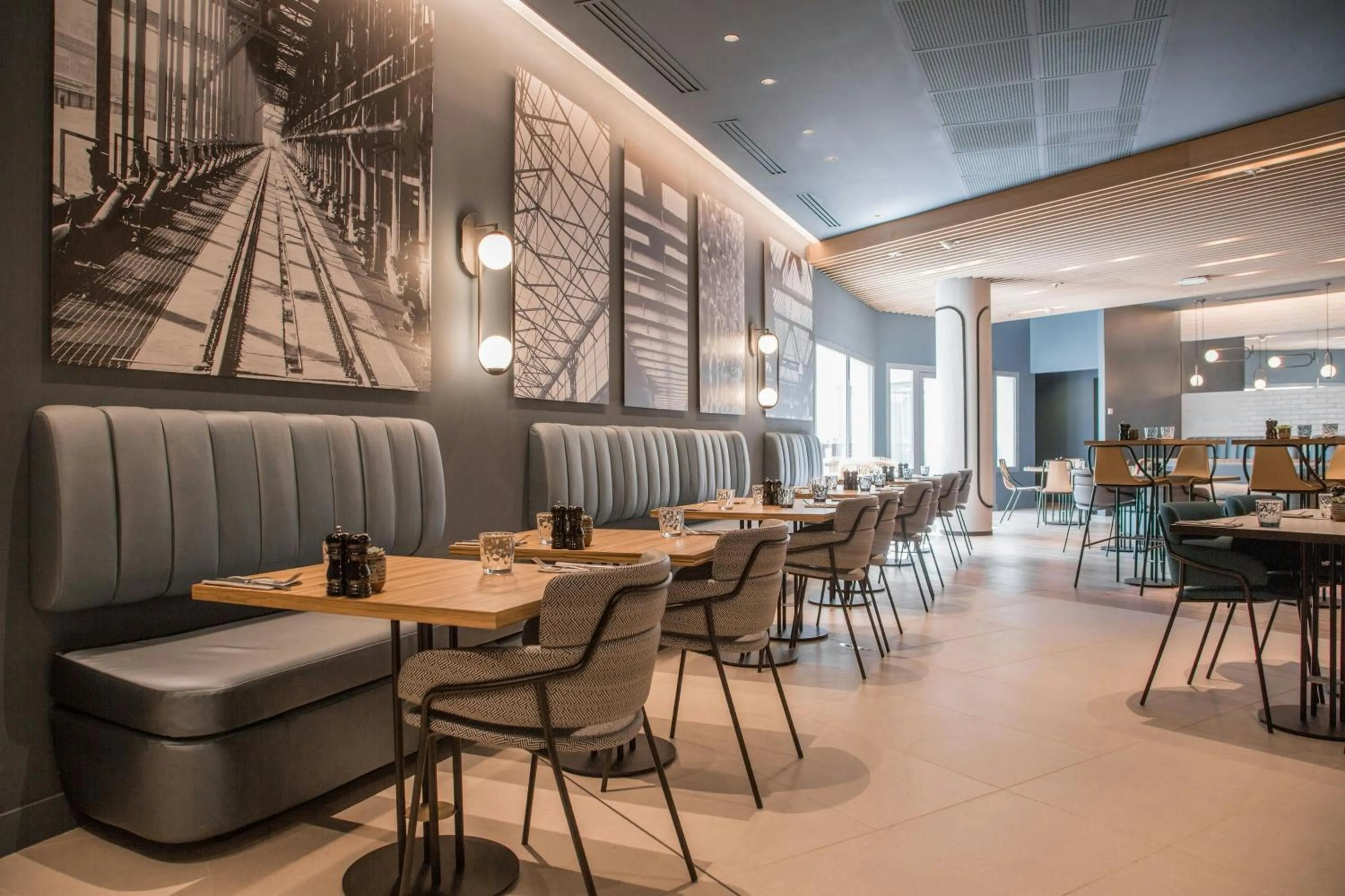 Lounge or bar in Courtyard by Marriott Paris Arcueil