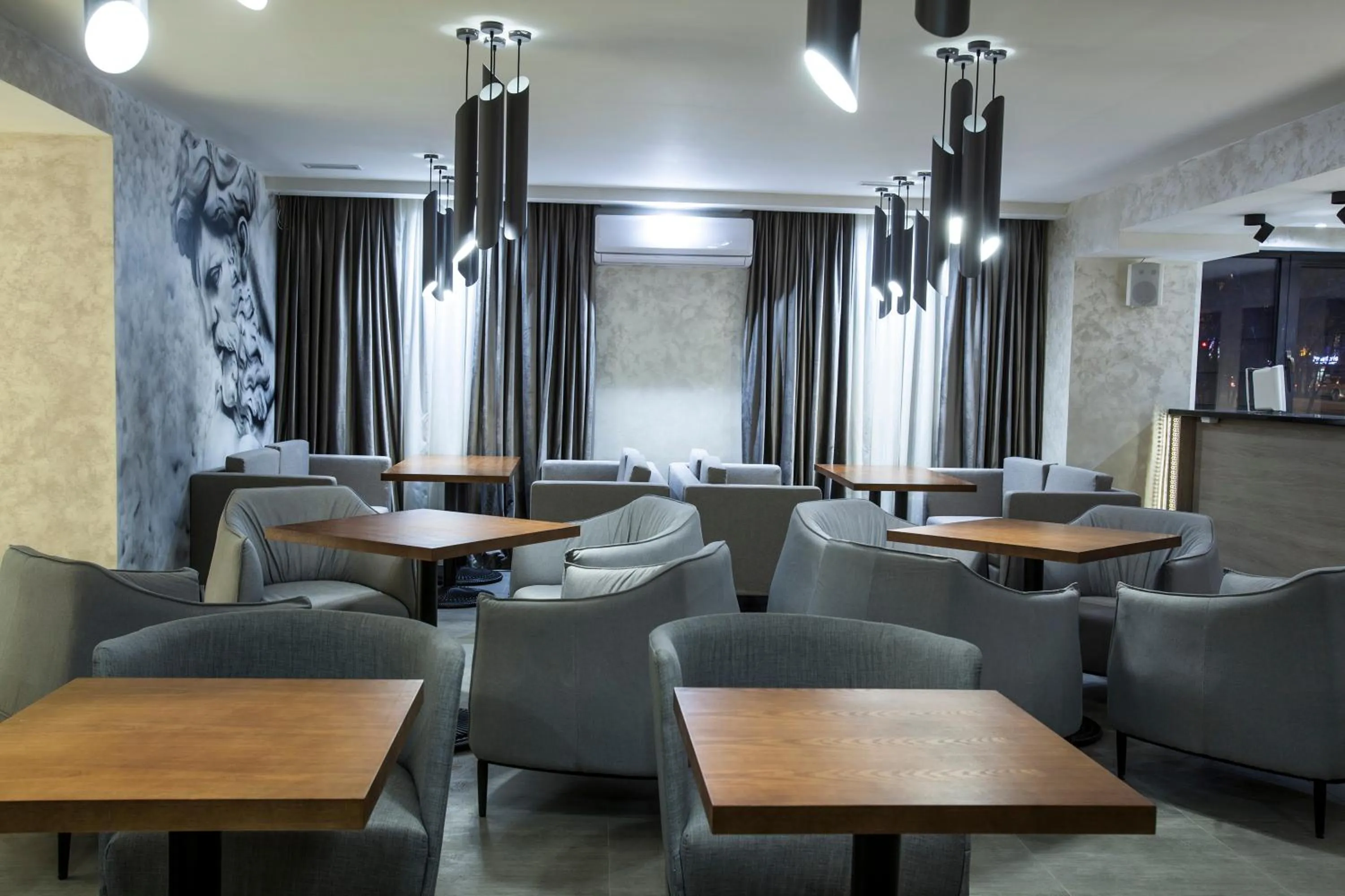 Restaurant/places to eat in Renion Park Hotel