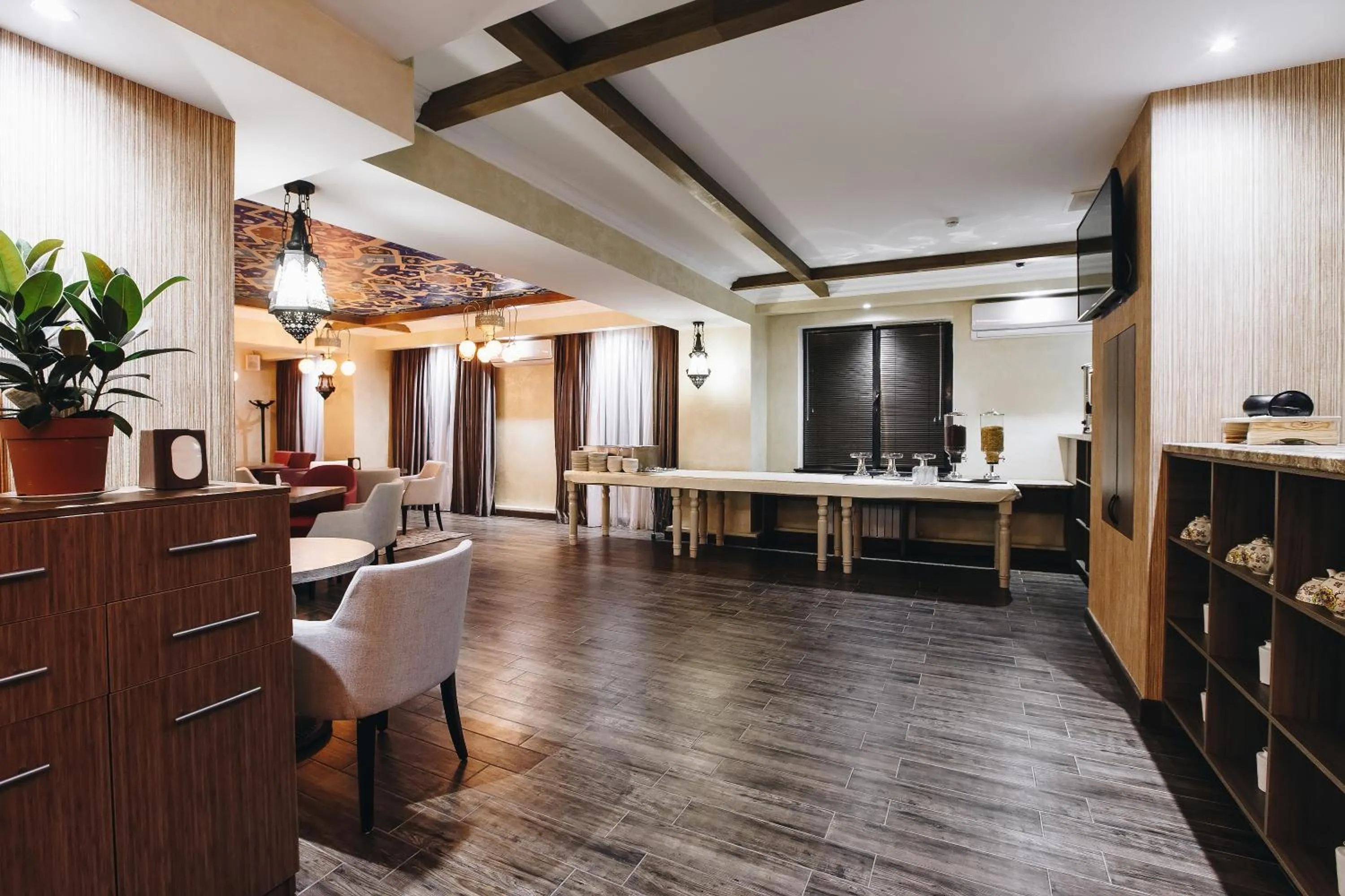 Restaurant/places to eat in Renion Park Hotel