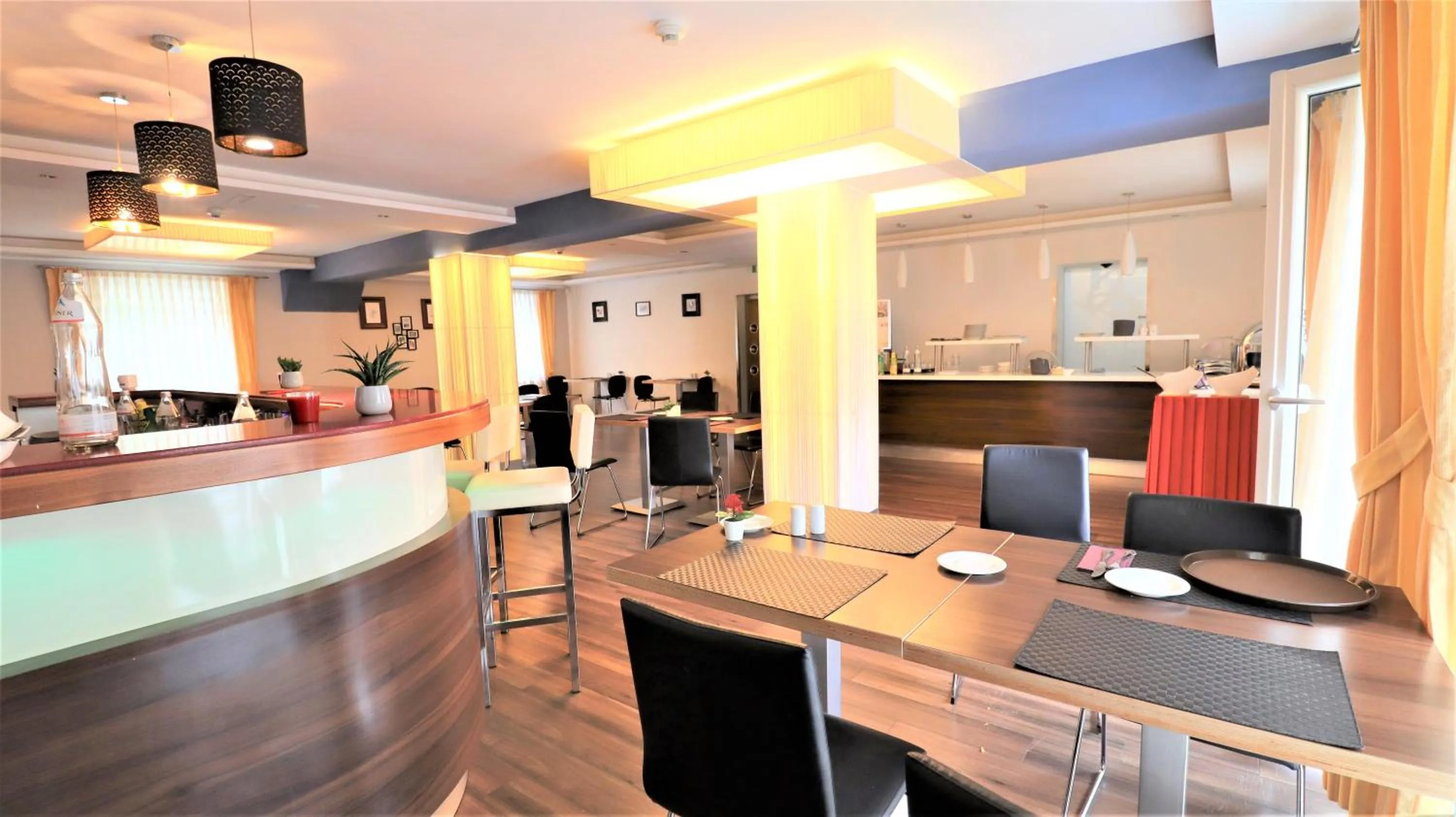 Restaurant/places to eat in Hotel Flair