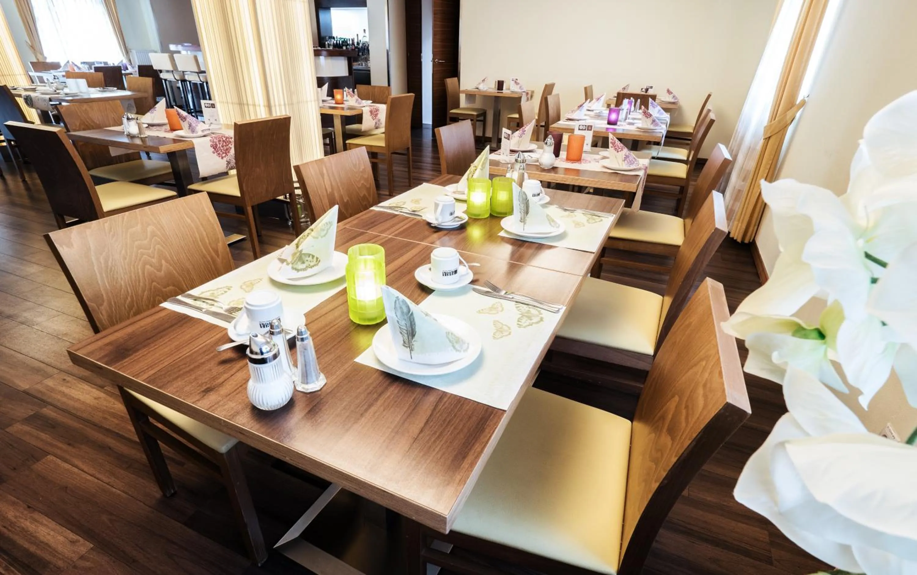 Restaurant/places to eat in Hotel Flair