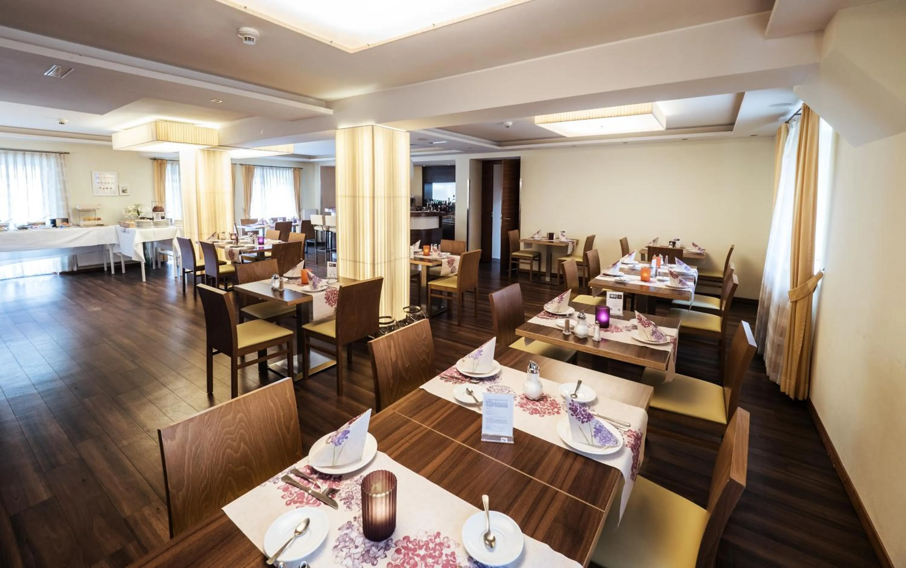 Restaurant/places to eat in Hotel Flair