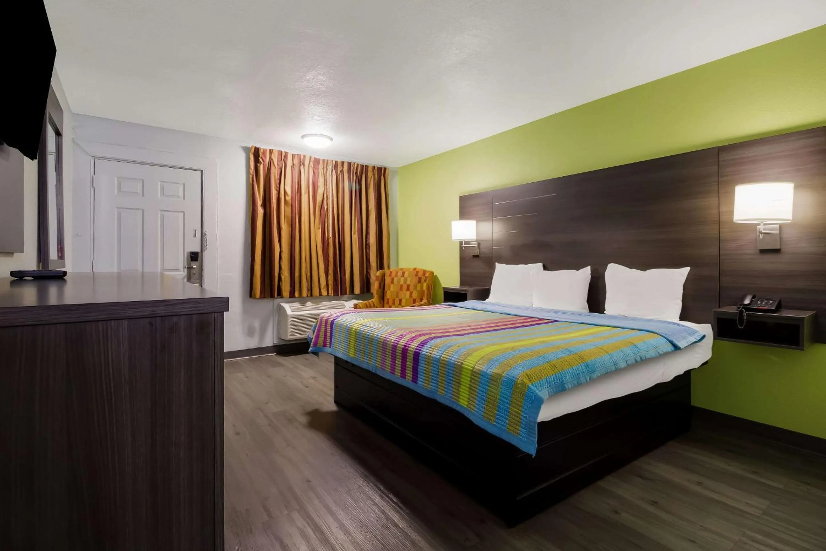 Bedroom, Bed in Rodeway Inn Conference Center