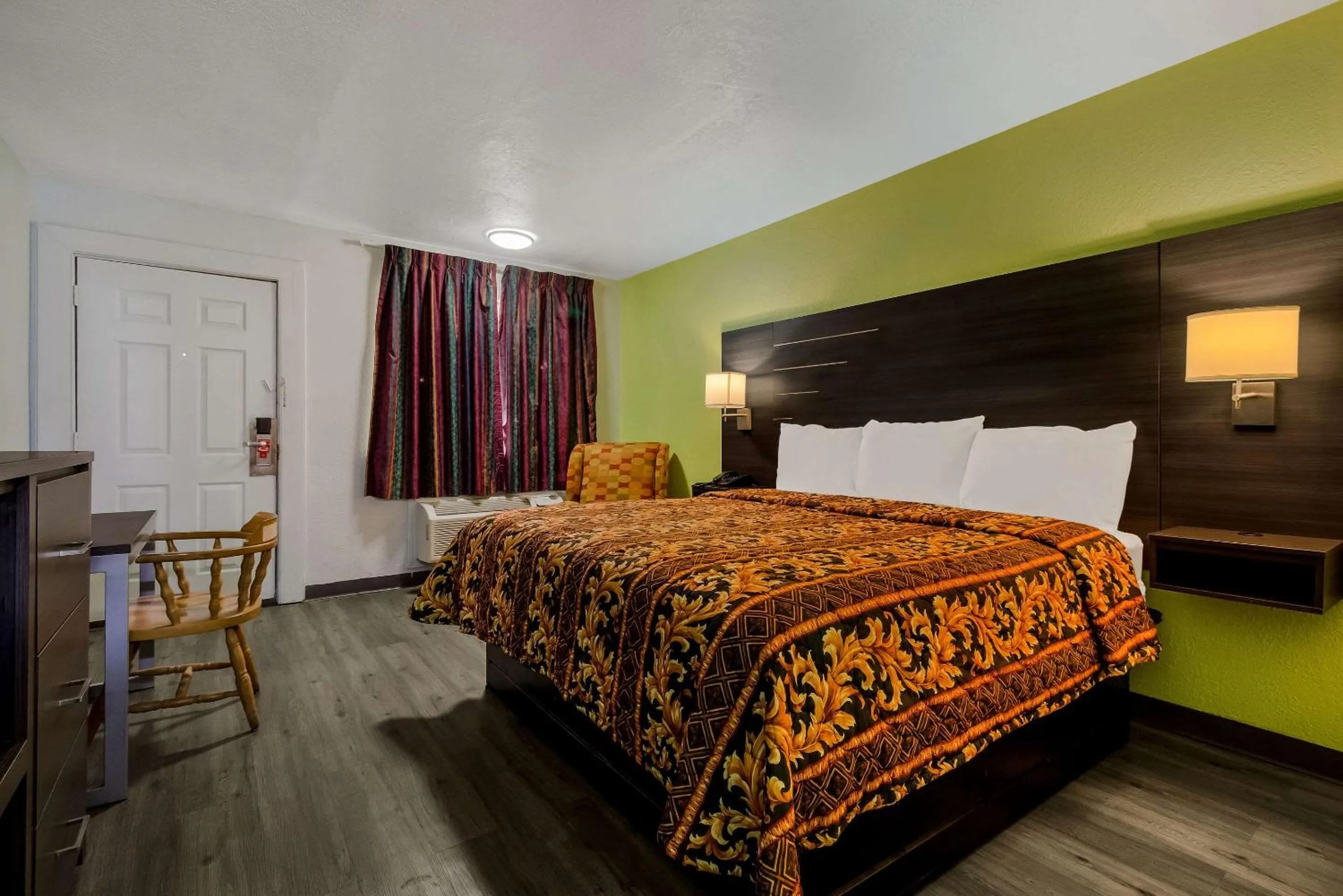 Bedroom, Bed in Rodeway Inn Conference Center