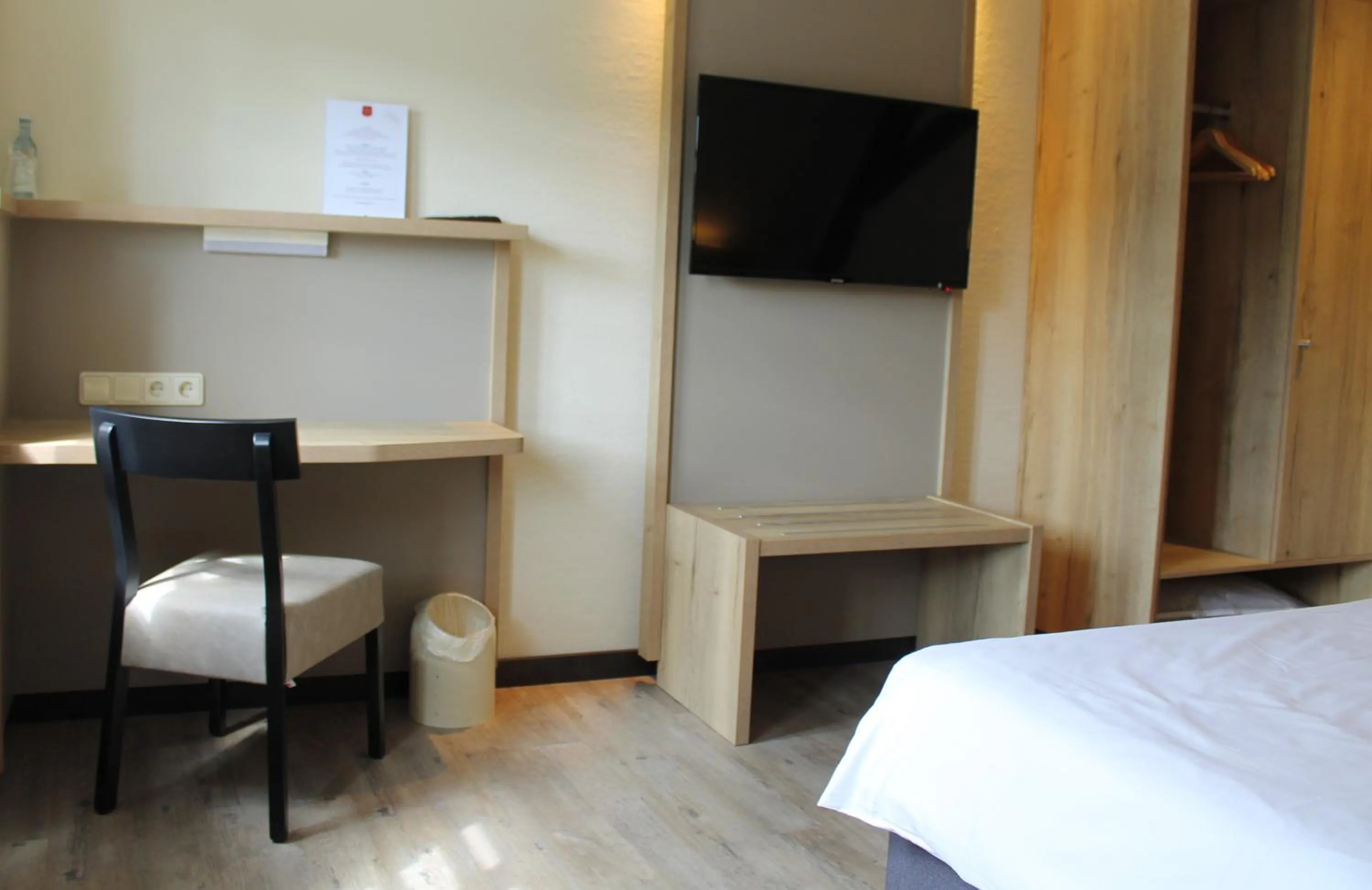 Photo of the whole room, Bed in Hotel zur Altstadt