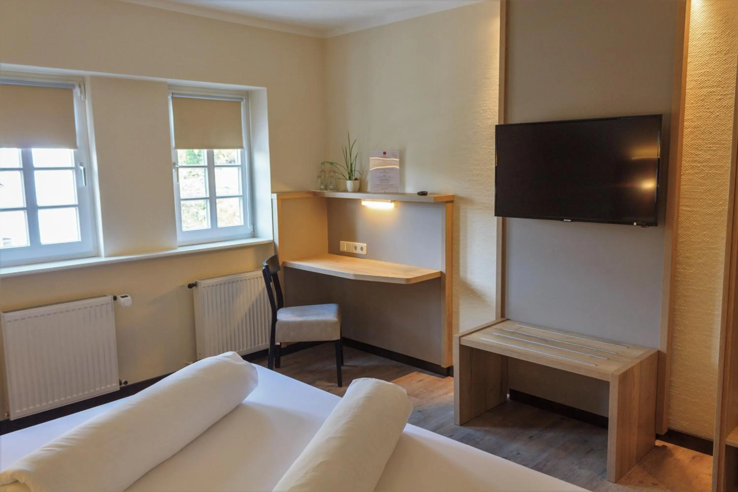 Photo of the whole room, Bed in Hotel zur Altstadt