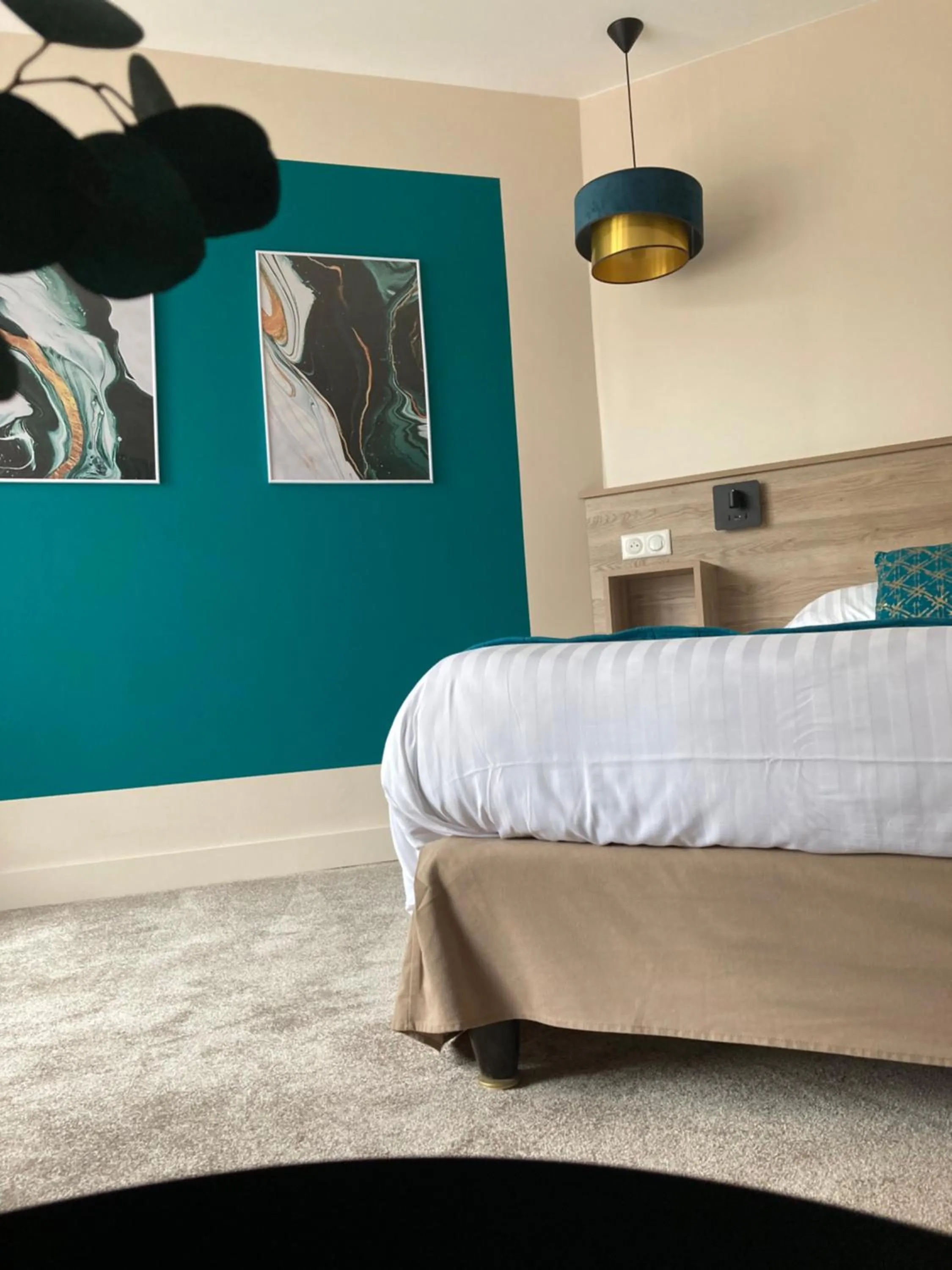 Bed in Logis Hotel Restaurant des Voyageurs