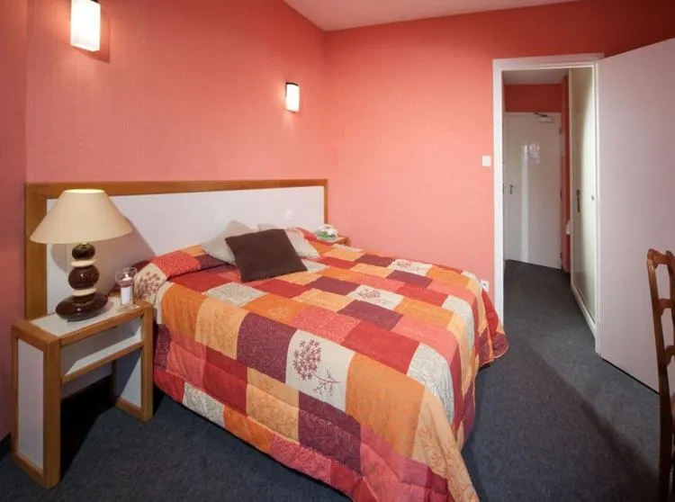 Photo of the whole room, Bed in Logis Hotel Restaurant des Voyageurs