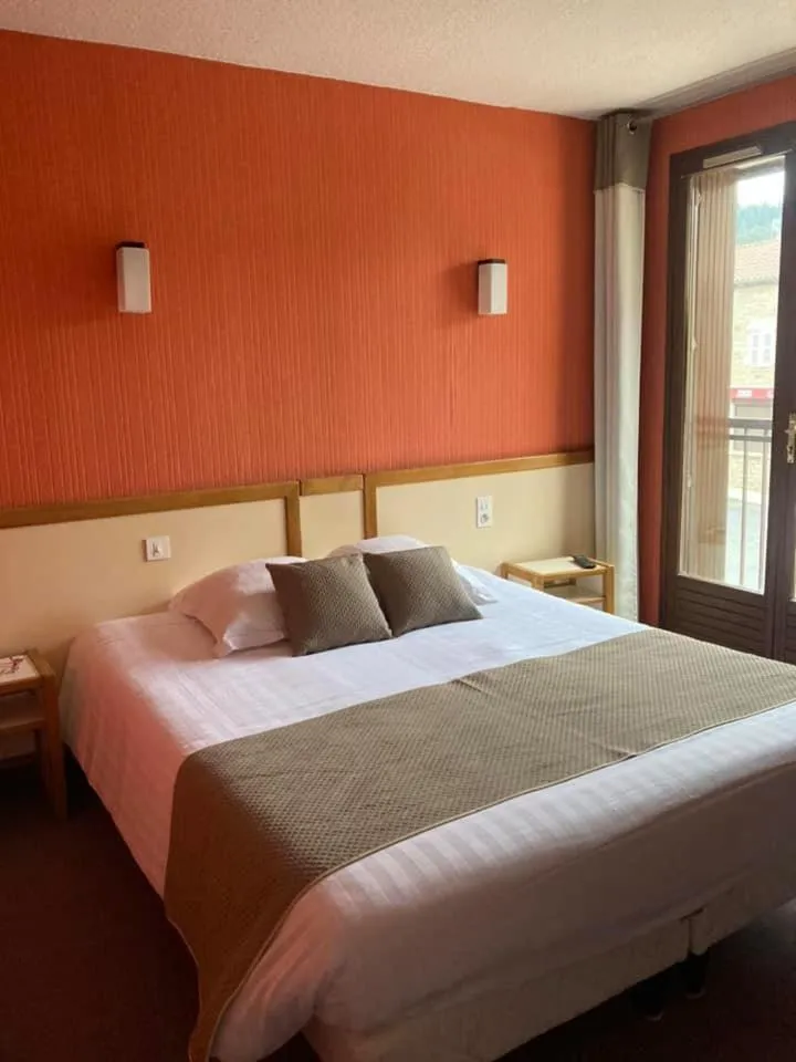 Bed in Logis Hotel Restaurant des Voyageurs