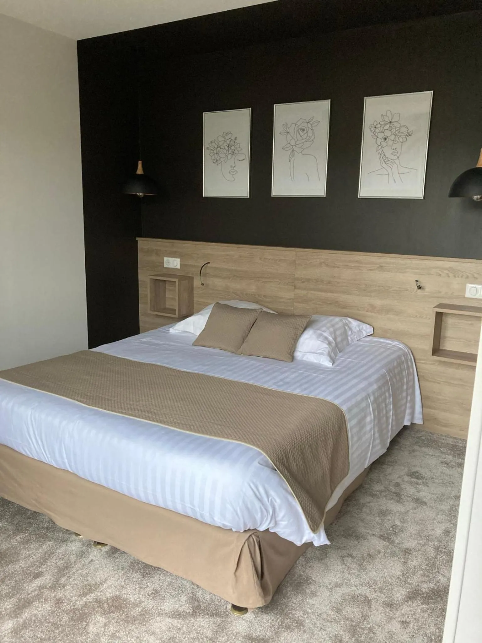 Bed in Logis Hotel Restaurant des Voyageurs