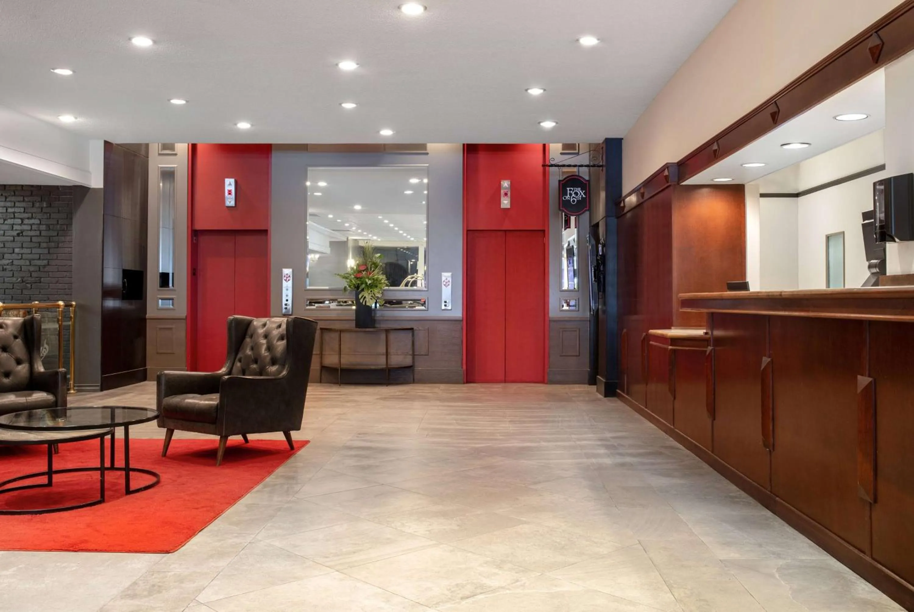 Lobby or reception in Ramada Plaza by Wyndham Calgary Downtown