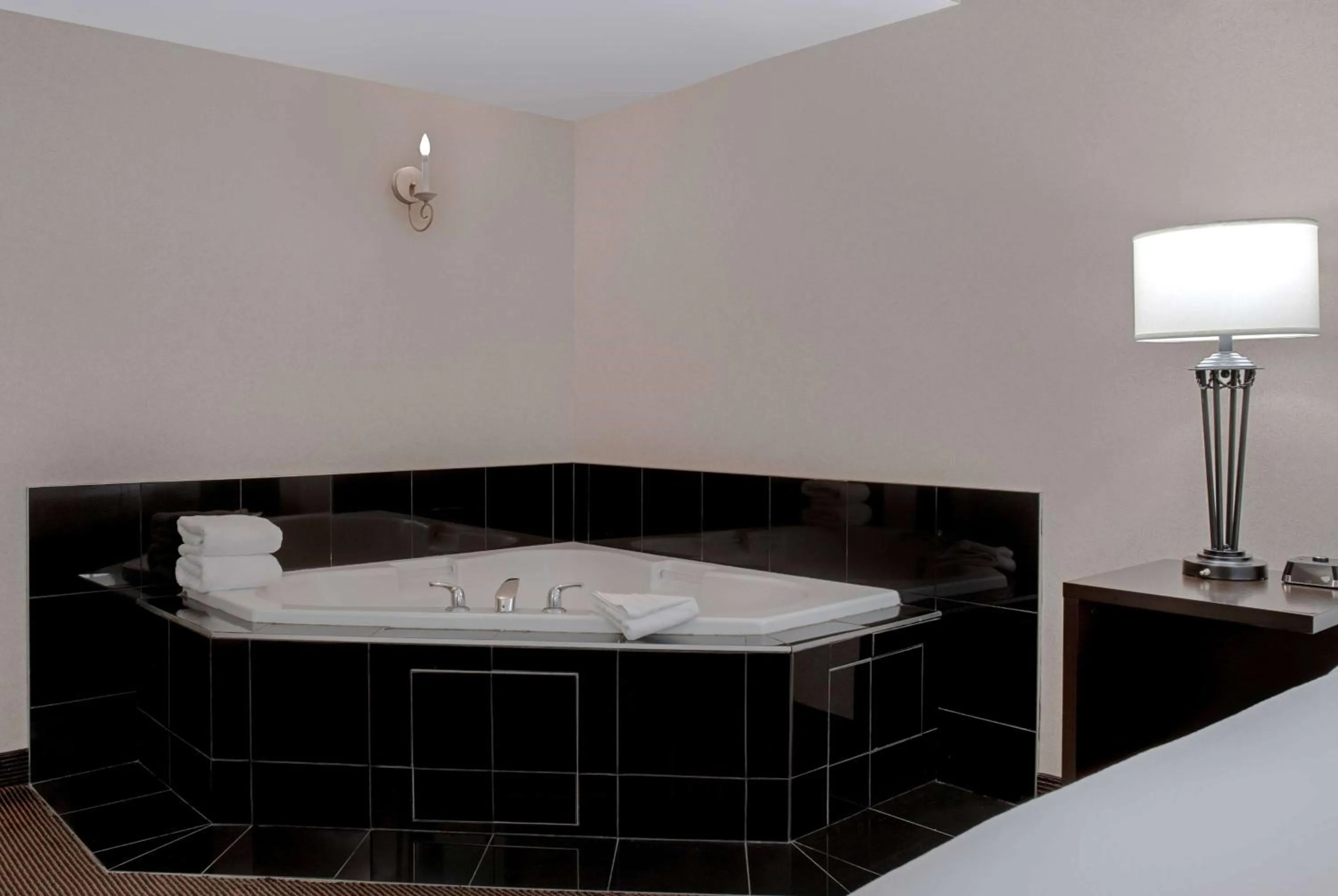 Photo of the whole room, Bed in Ramada Plaza by Wyndham Calgary Downtown