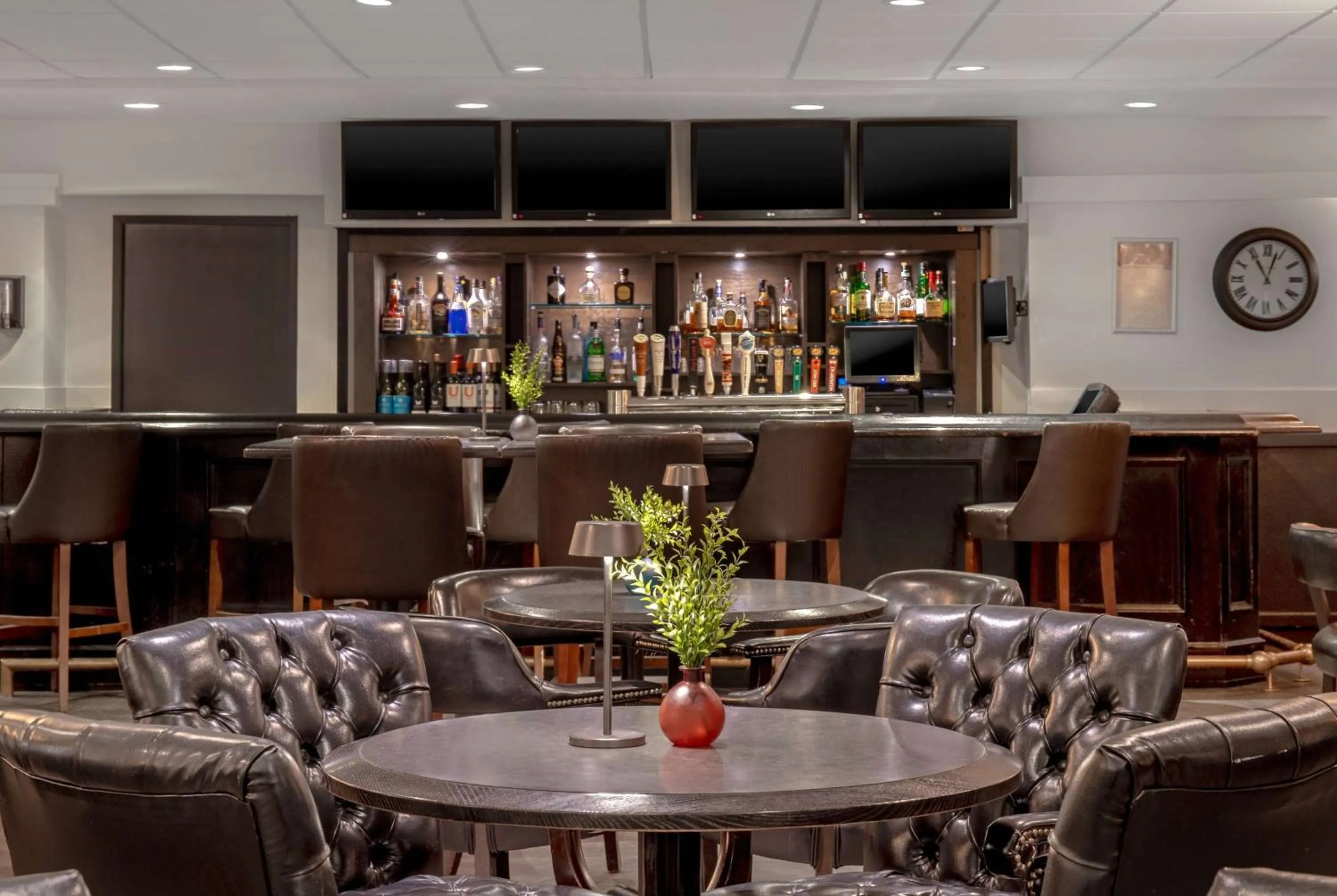 Restaurant/places to eat in Ramada Plaza by Wyndham Calgary Downtown