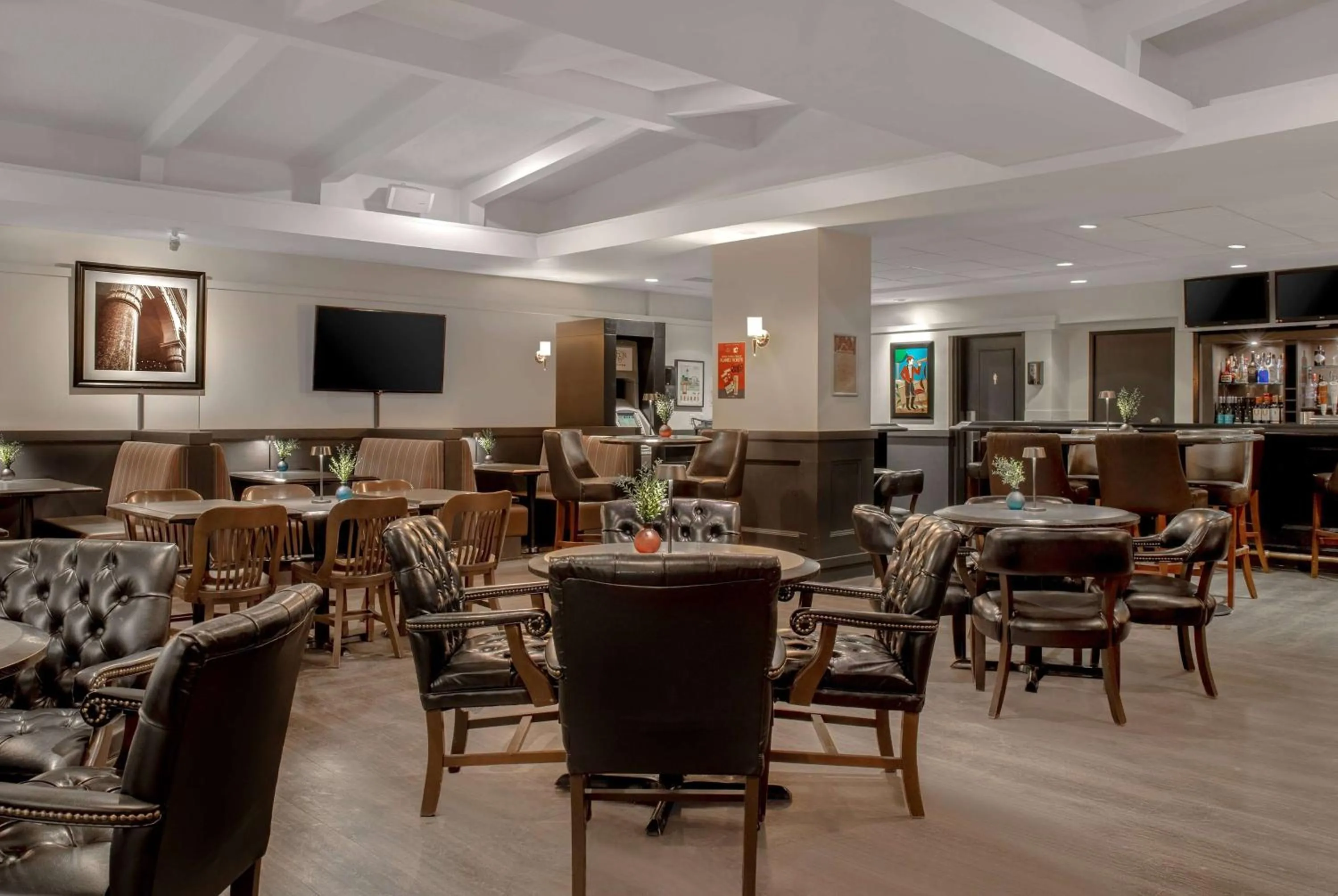 Restaurant/places to eat in Ramada Plaza by Wyndham Calgary Downtown