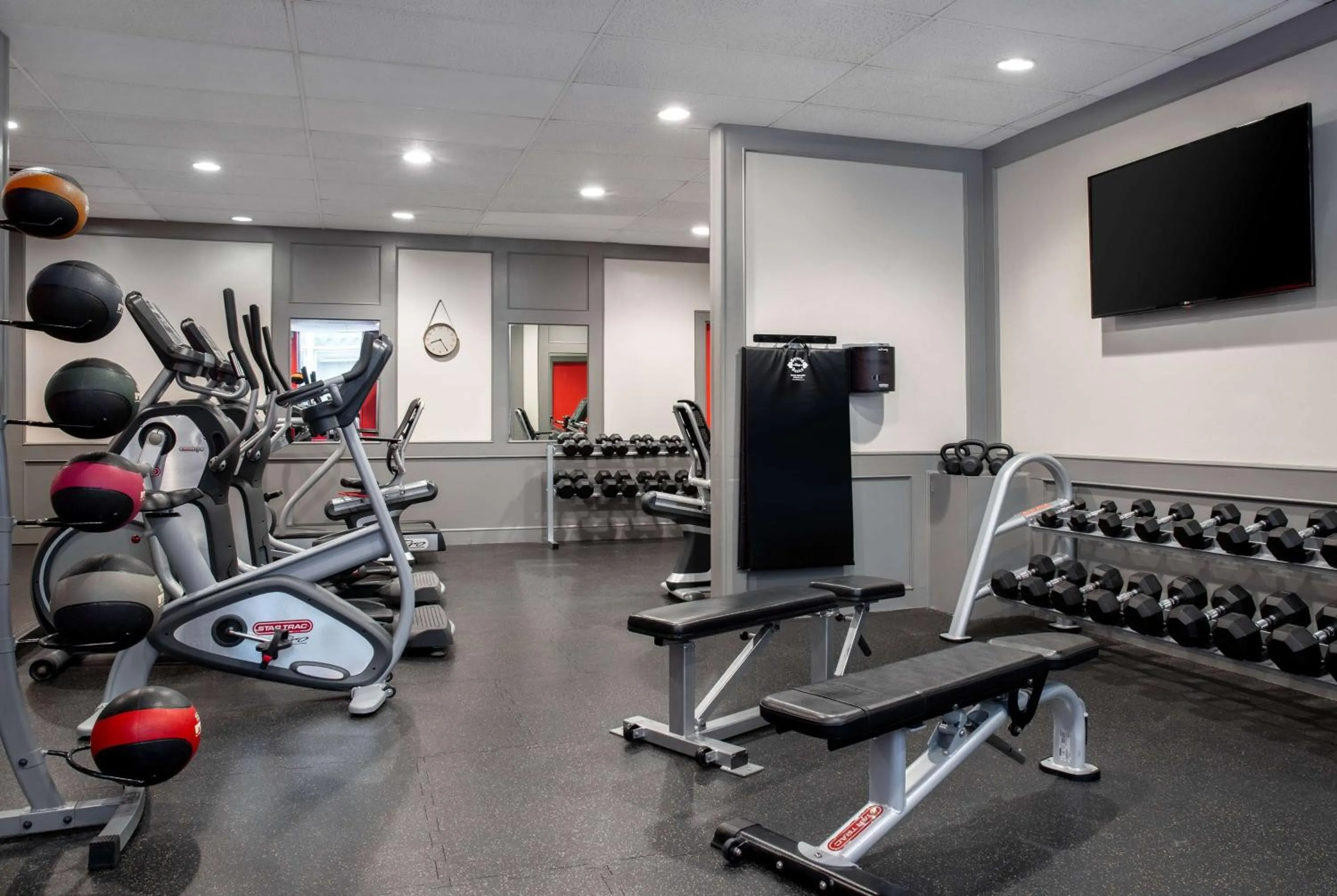 Fitness centre/facilities in Ramada Plaza by Wyndham Calgary Downtown