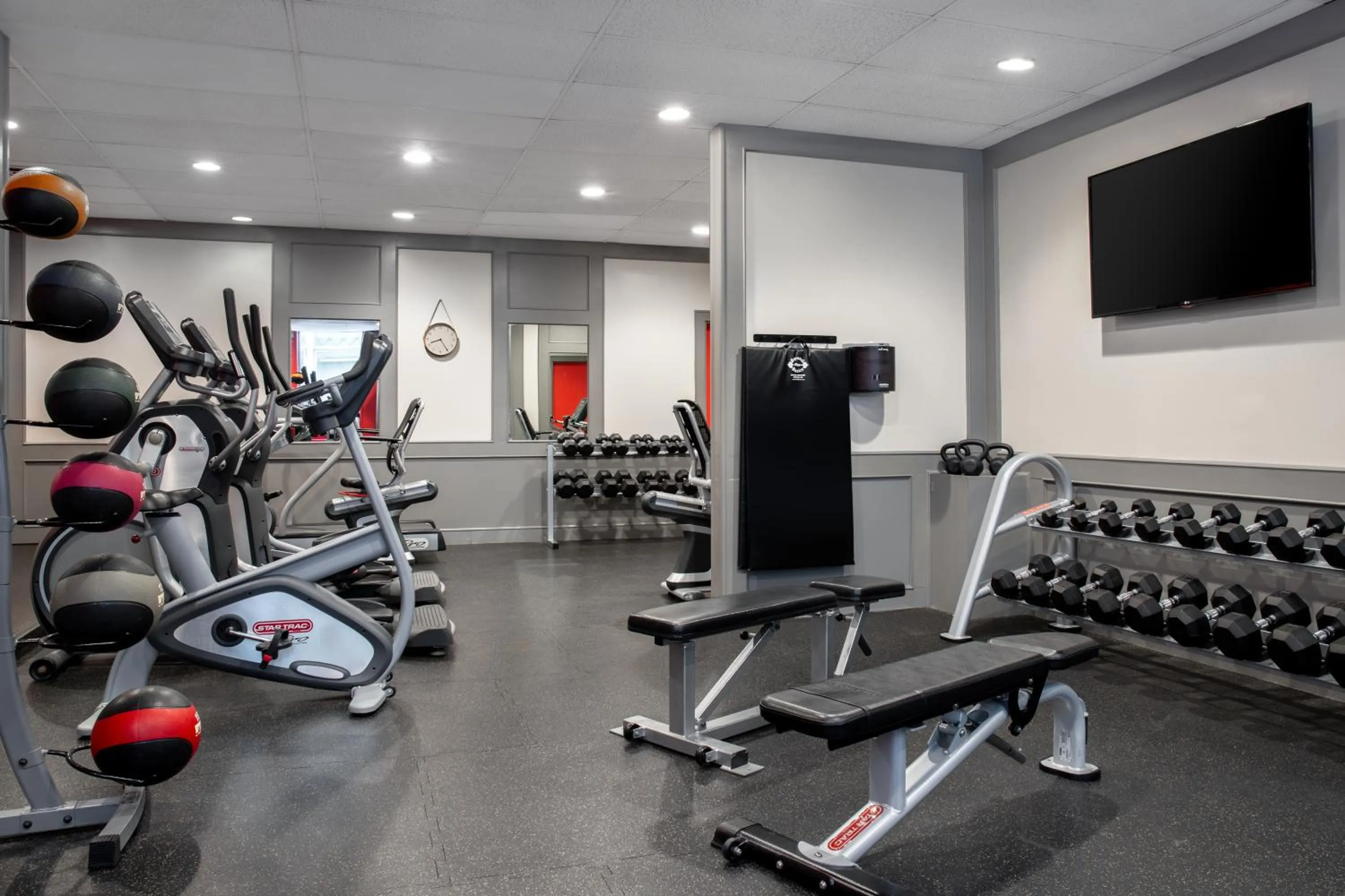 Fitness centre/facilities in Ramada Plaza by Wyndham Calgary Downtown