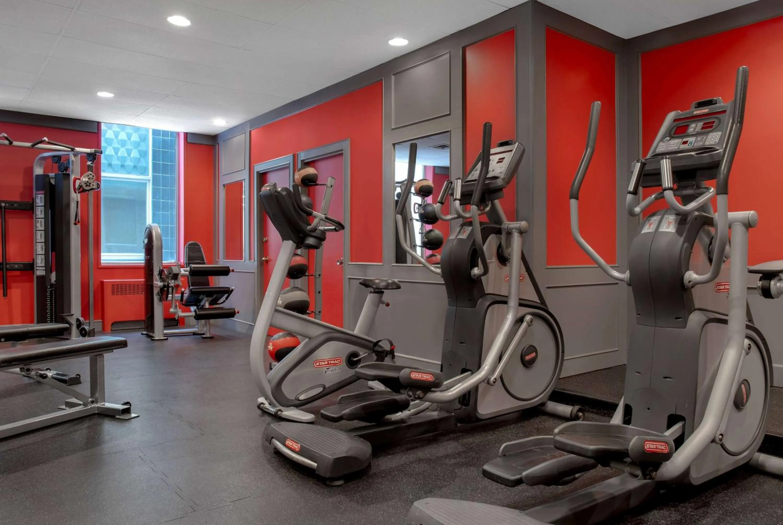 Fitness centre/facilities in Ramada Plaza by Wyndham Calgary Downtown