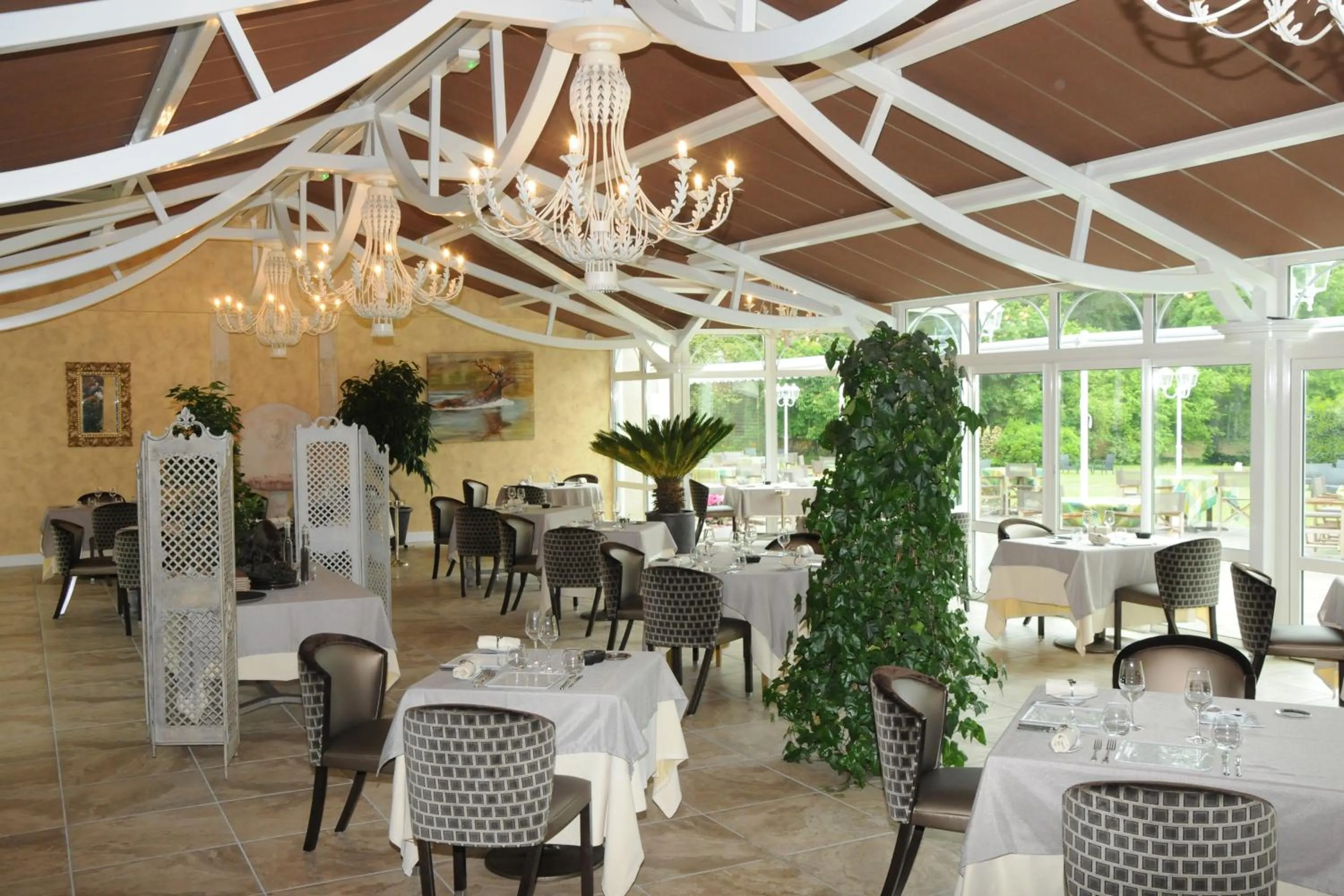 Restaurant/places to eat in Logis Domaine De Valaudran