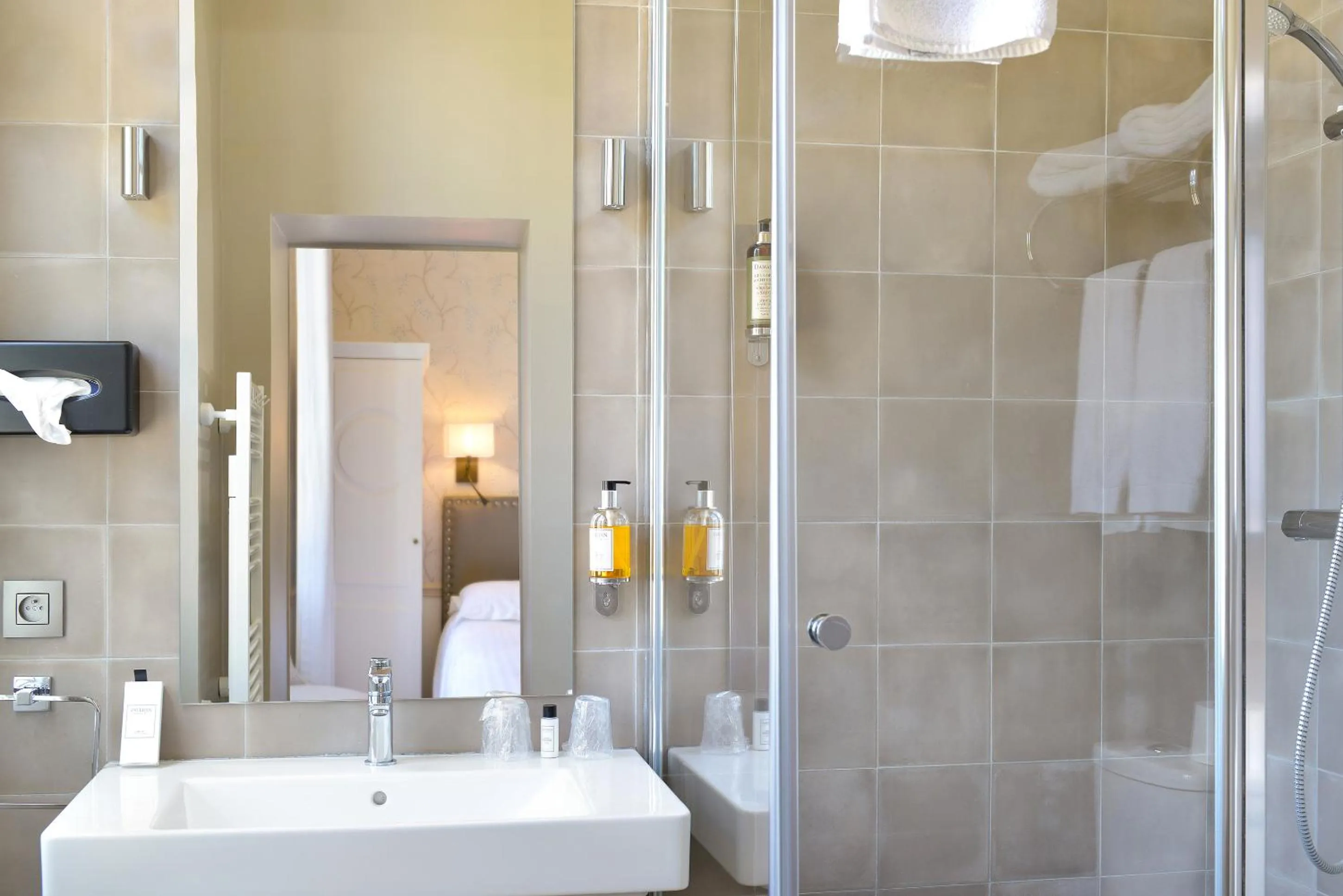 Bathroom in Logis Domaine De Valaudran