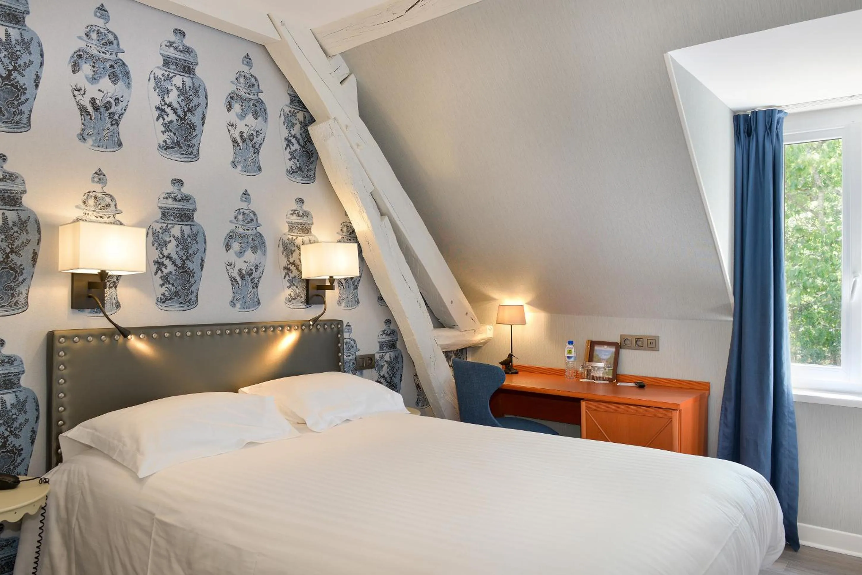 Bed in Logis Domaine De Valaudran