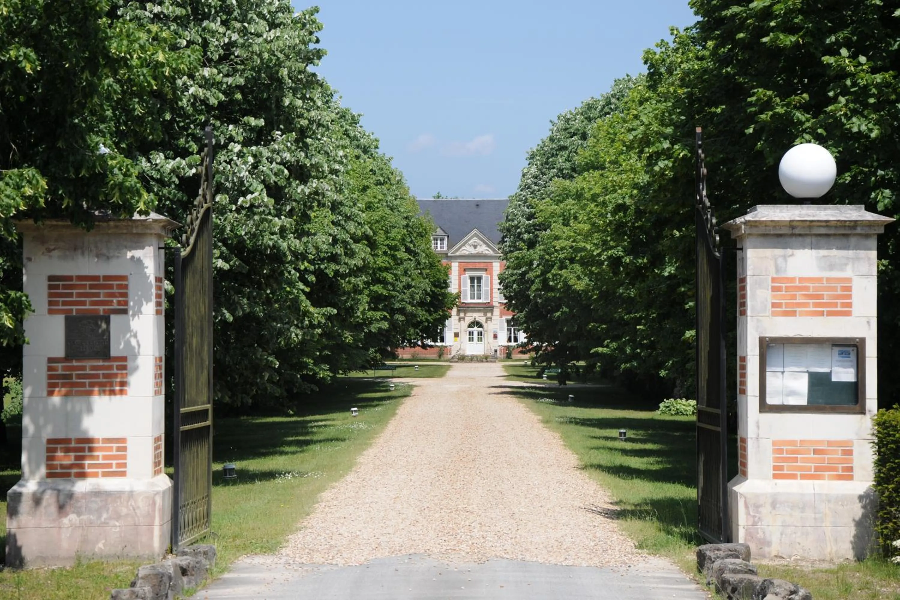 Facade/entrance in Logis Domaine De Valaudran