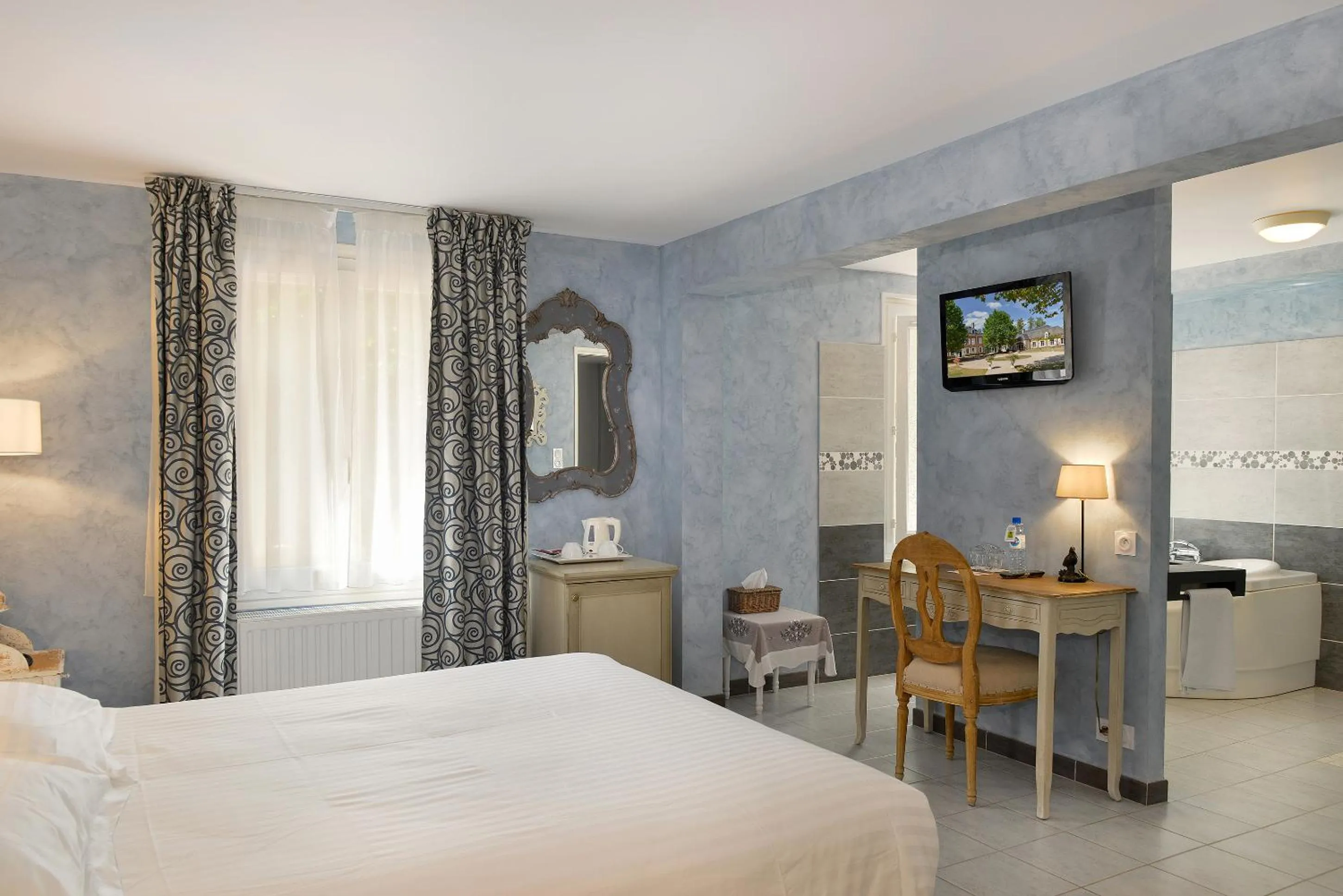 Night, Bed in Logis Domaine De Valaudran