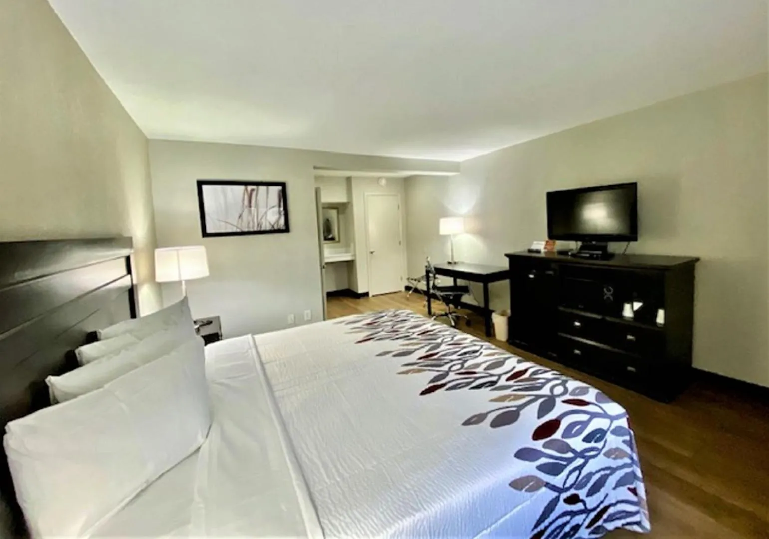 Photo of the whole room, Bed in Red Roof Inn Tucson Downtown - University