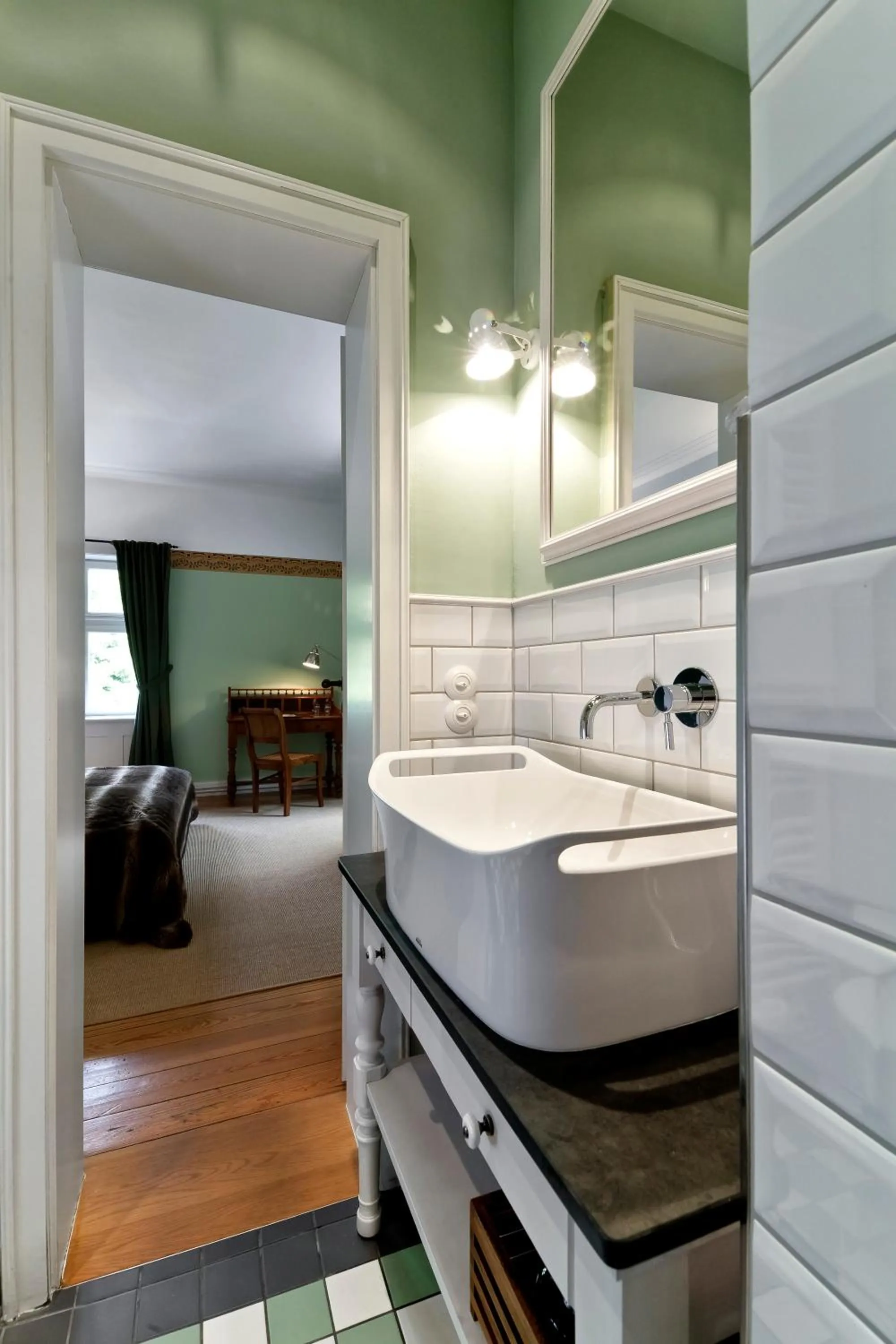 Bathroom, Bed in Landhaus Flottbek Boutique Hotel