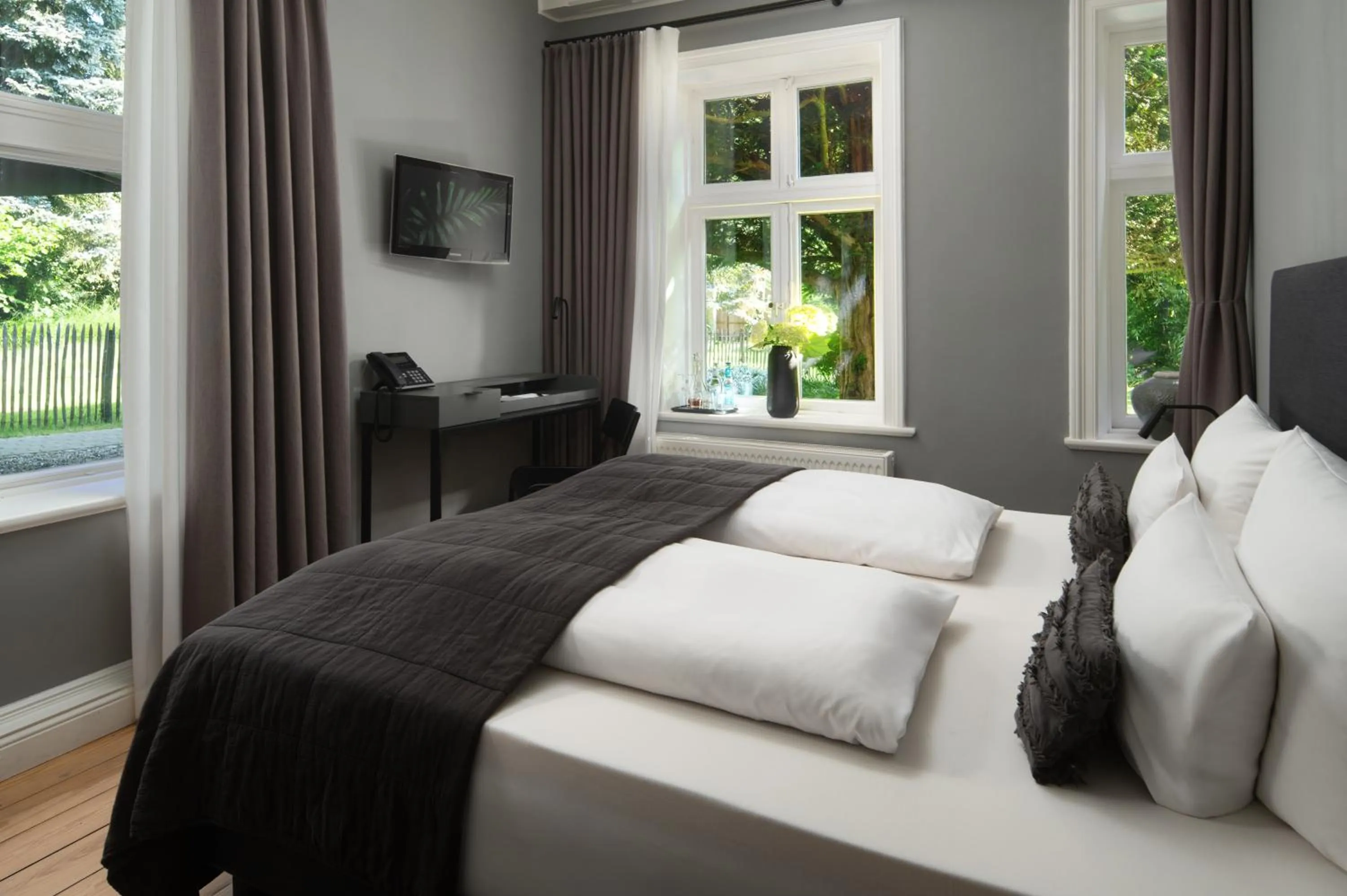 Photo of the whole room, Bed in Landhaus Flottbek Boutique Hotel