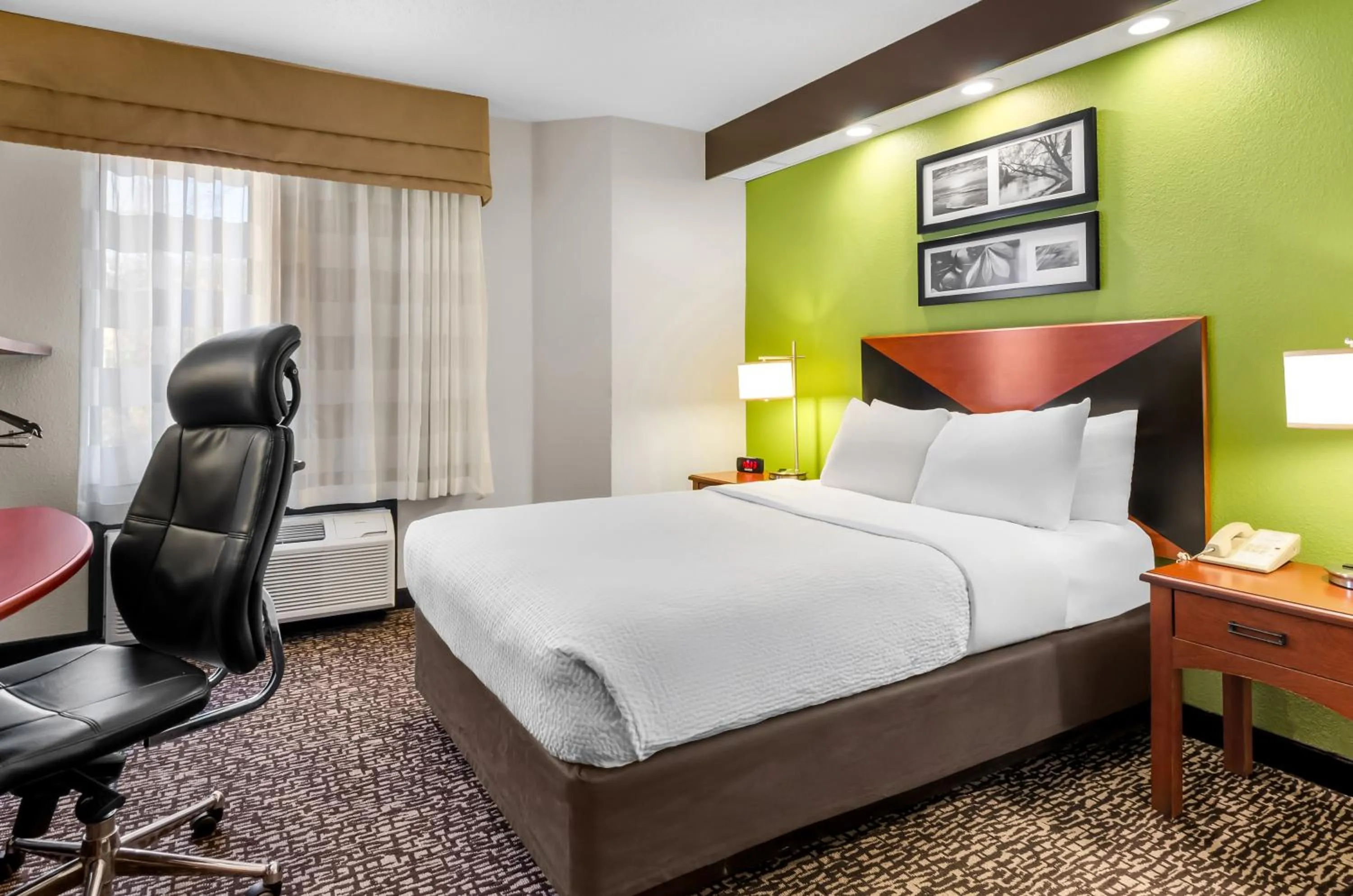 Bedroom, Bed in Sleep Inn Beaver- Beckley