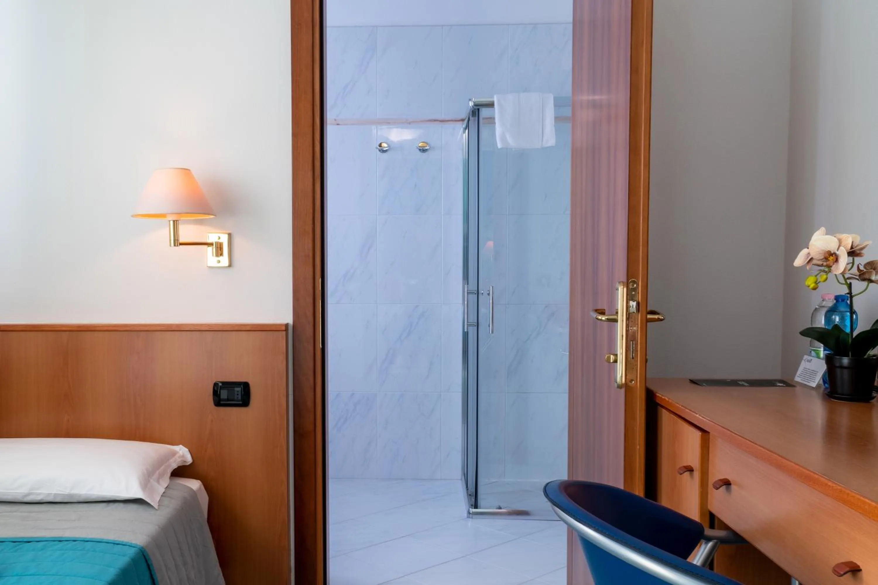 Bathroom, Bed in Hotel Alisei