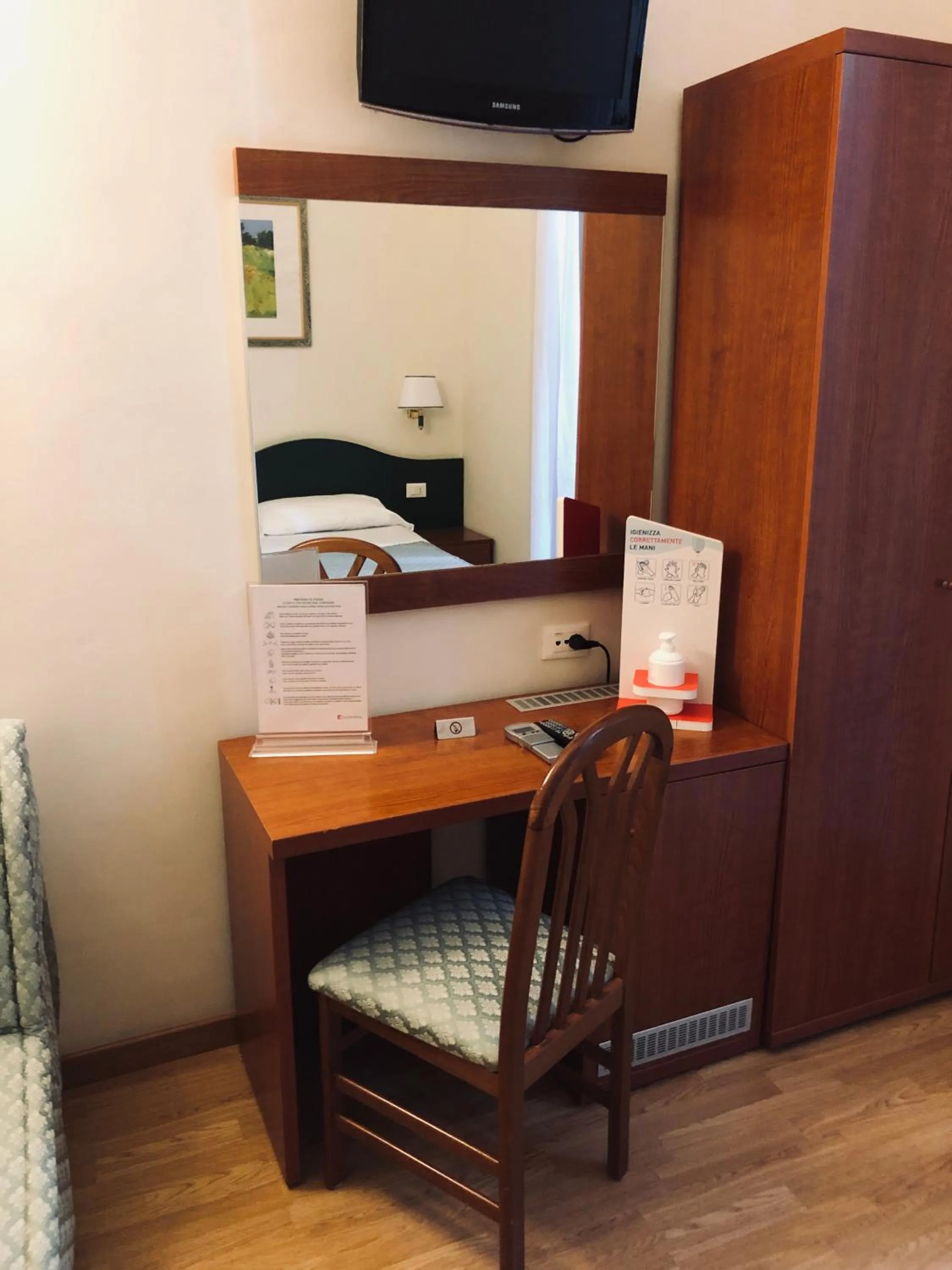 Photo of the whole room in La Girandola Bed & Breakfast