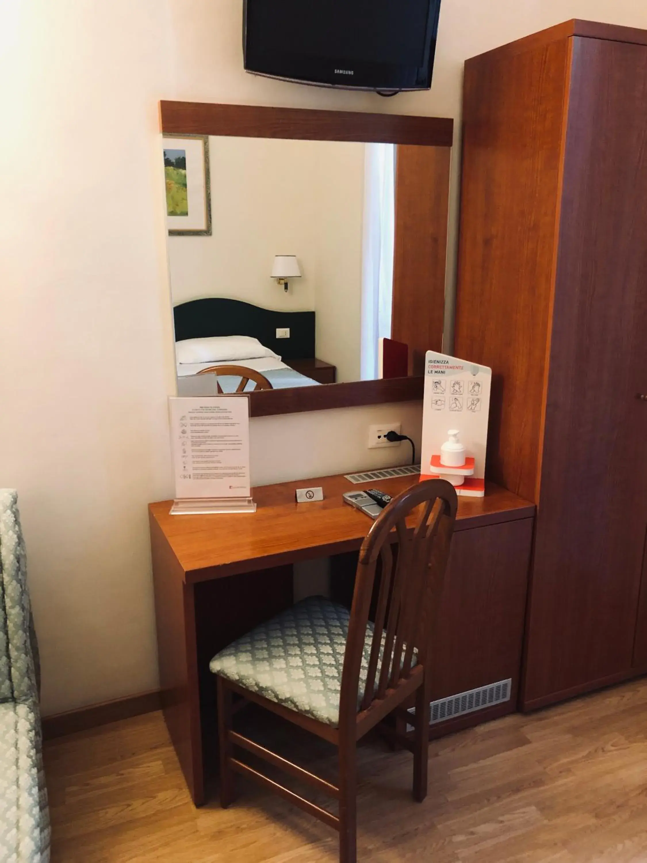 Double or Twin Room in La Girandola Bed & Breakfast Double or Twin Room in La Girandola Bed & Breakfast